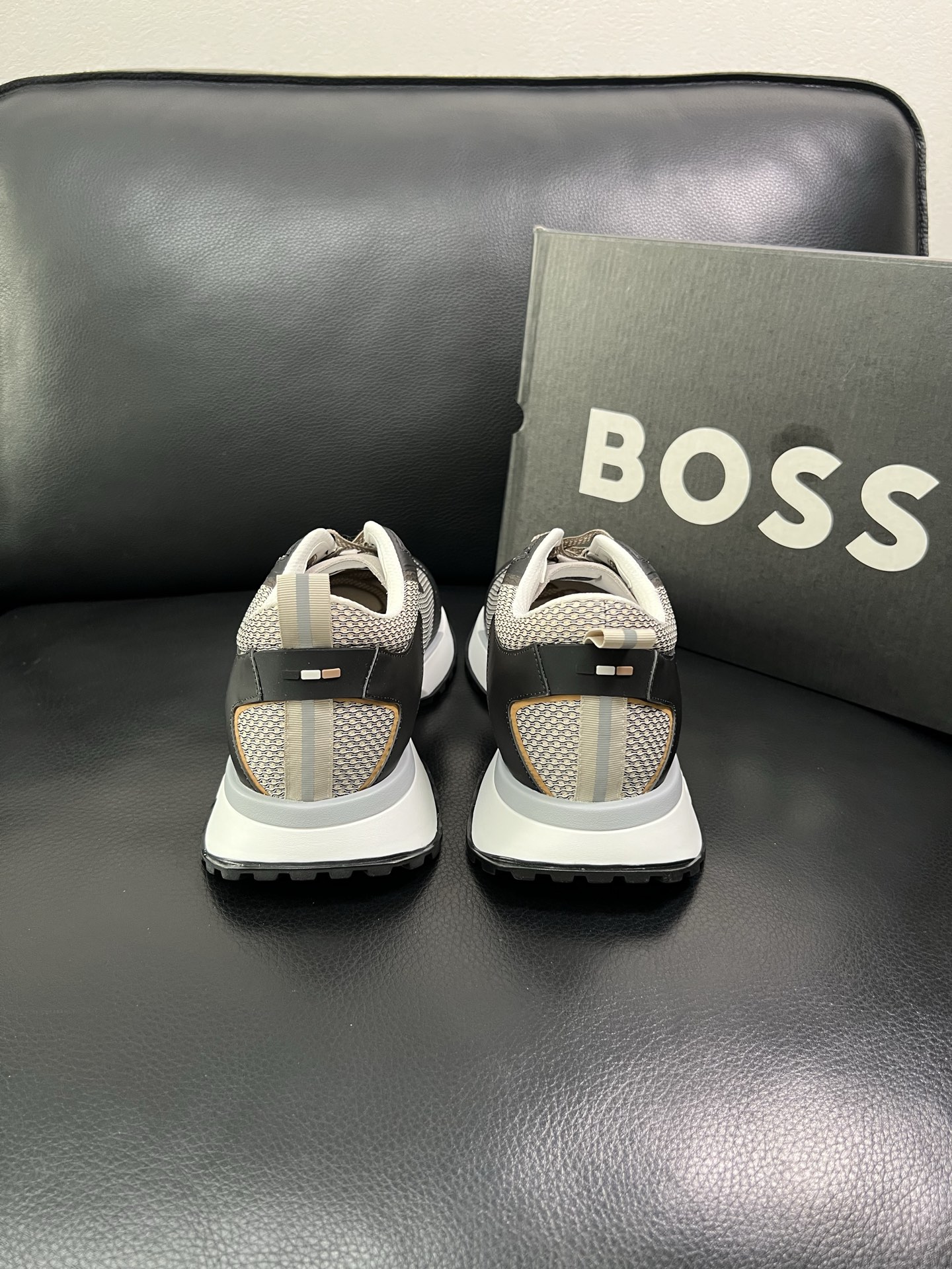 BOSS 顶级代购 博斯 专柜同步，鞋面意大利进口面料，透气网布里垫，鞋底：原厂特供原版底，独家活动成型