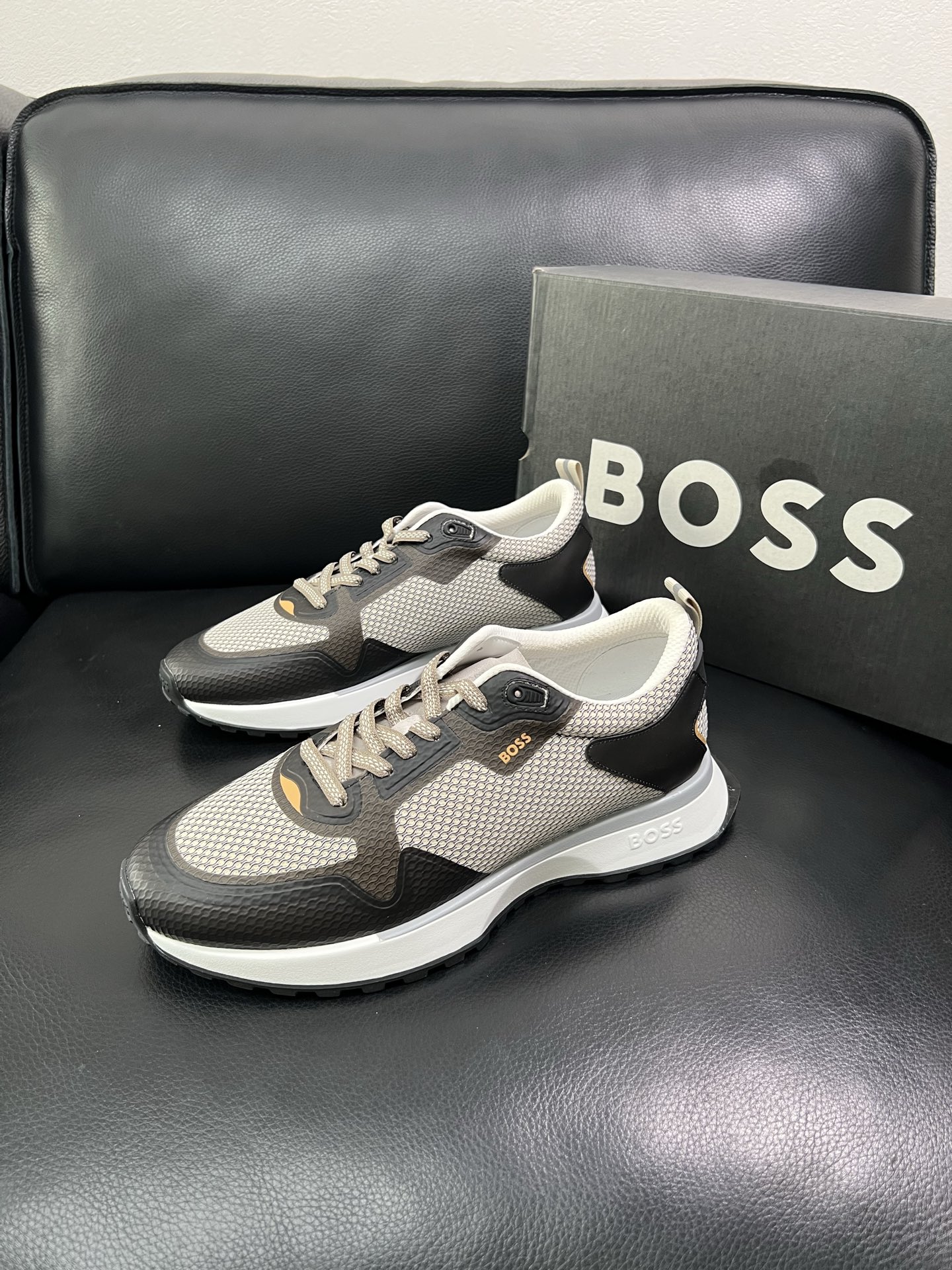 BOSS 顶级代购 博斯 专柜同步，鞋面意大利进口面料，透气网布里垫，鞋底：原厂特供原版底，独家活动成型