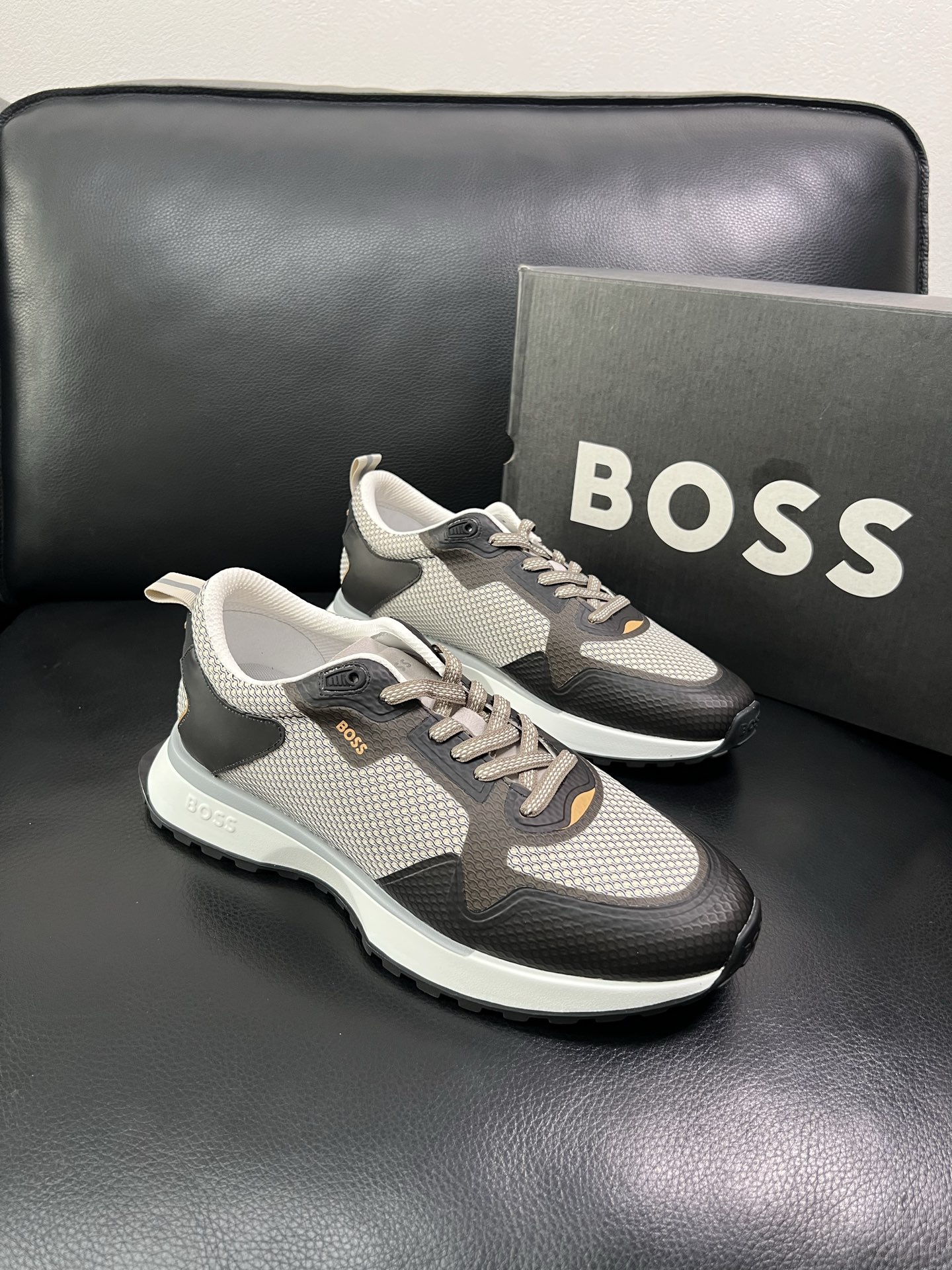 BOSS 顶级代购 博斯 专柜同步，鞋面意大利进口面料，透气网布里垫，鞋底：原厂特供原版底，独家活动成型