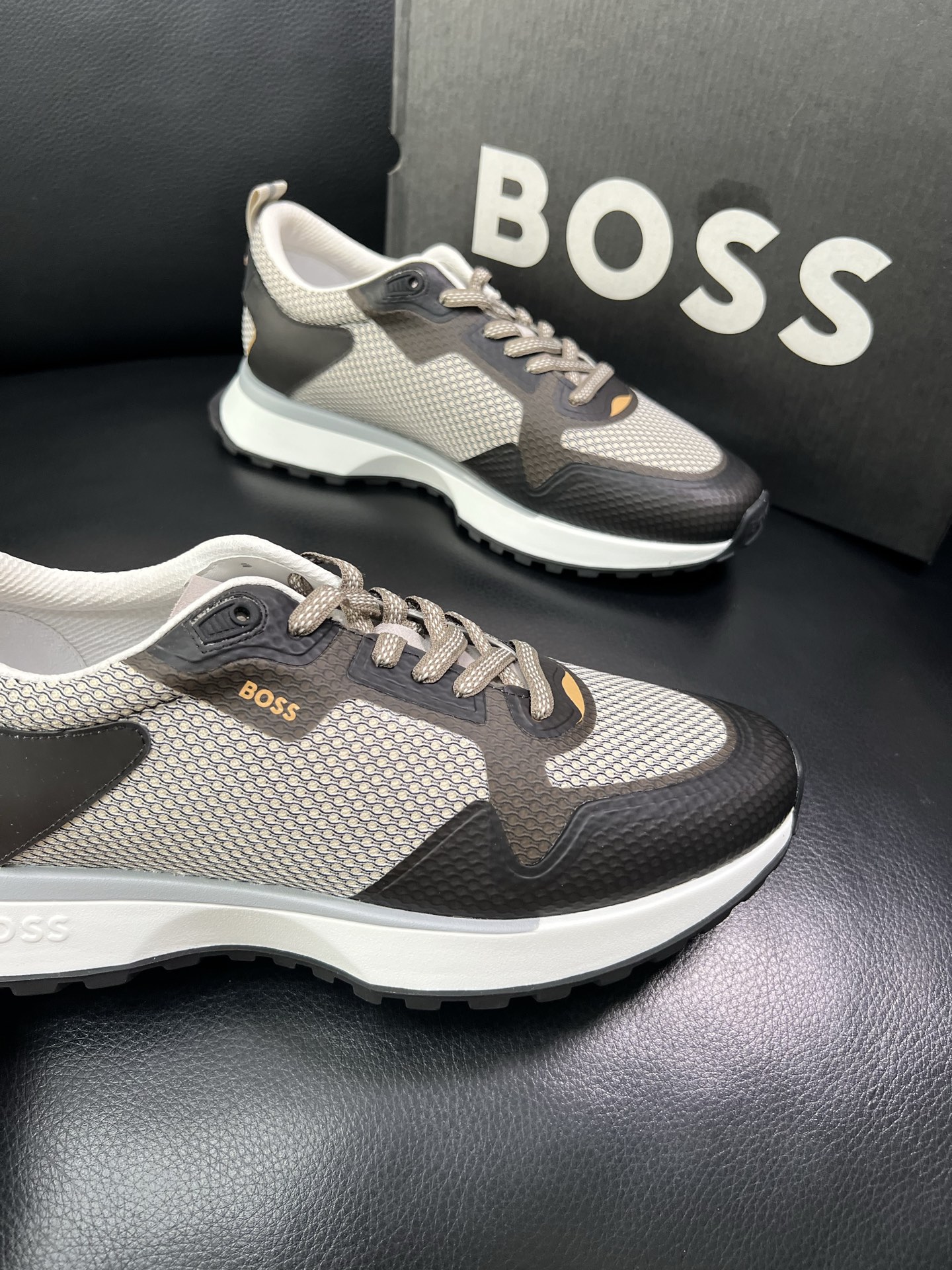 BOSS 顶级代购 博斯 专柜同步，鞋面意大利进口面料，透气网布里垫，鞋底：原厂特供原版底，独家活动成型
