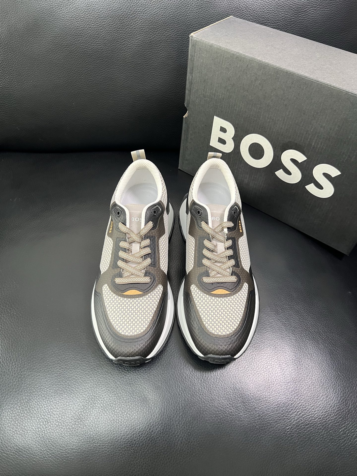 BOSS 顶级代购 博斯 专柜同步，鞋面意大利进口面料，透气网布里垫，鞋底：原厂特供原版底，独家活动成型