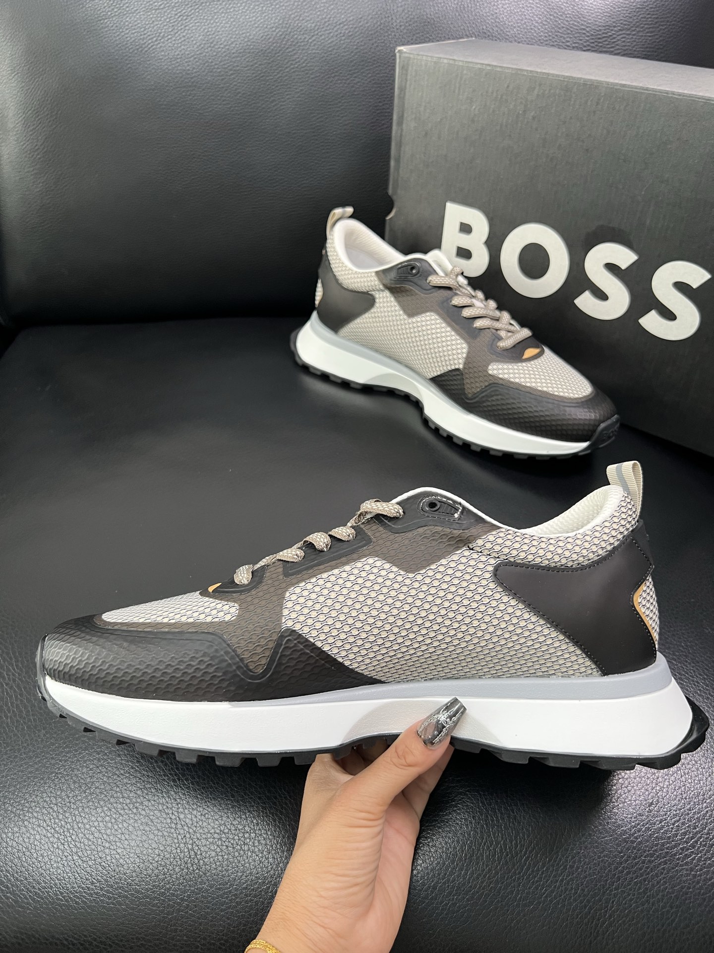 BOSS 顶级代购 博斯 专柜同步，鞋面意大利进口面料，透气网布里垫，鞋底：原厂特供原版底，独家活动成型