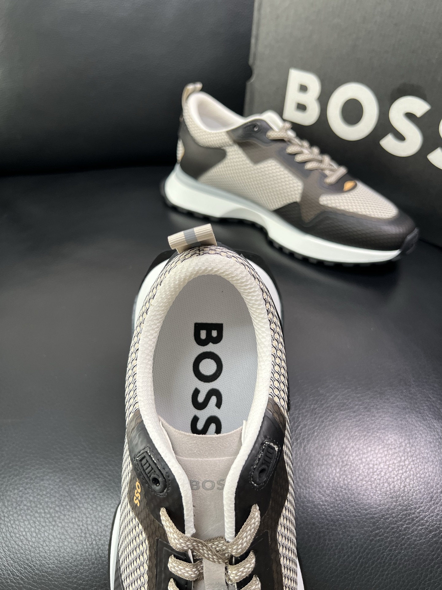 BOSS 顶级代购 博斯 专柜同步，鞋面意大利进口面料，透气网布里垫，鞋底：原厂特供原版底，独家活动成型