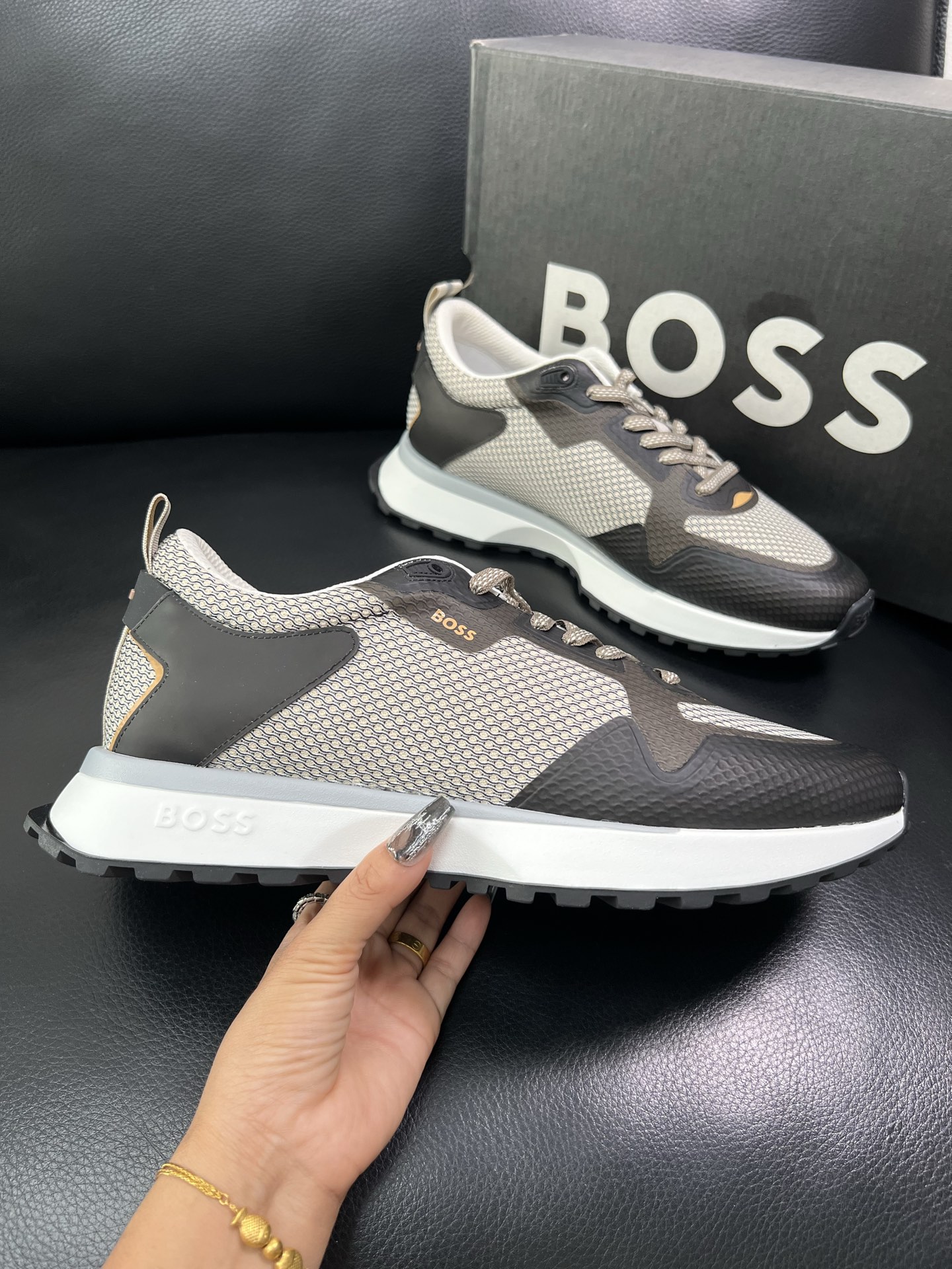 BOSS 顶级代购 博斯 专柜同步，鞋面意大利进口面料，透气网布里垫，鞋底：原厂特供原版底，独家活动成型