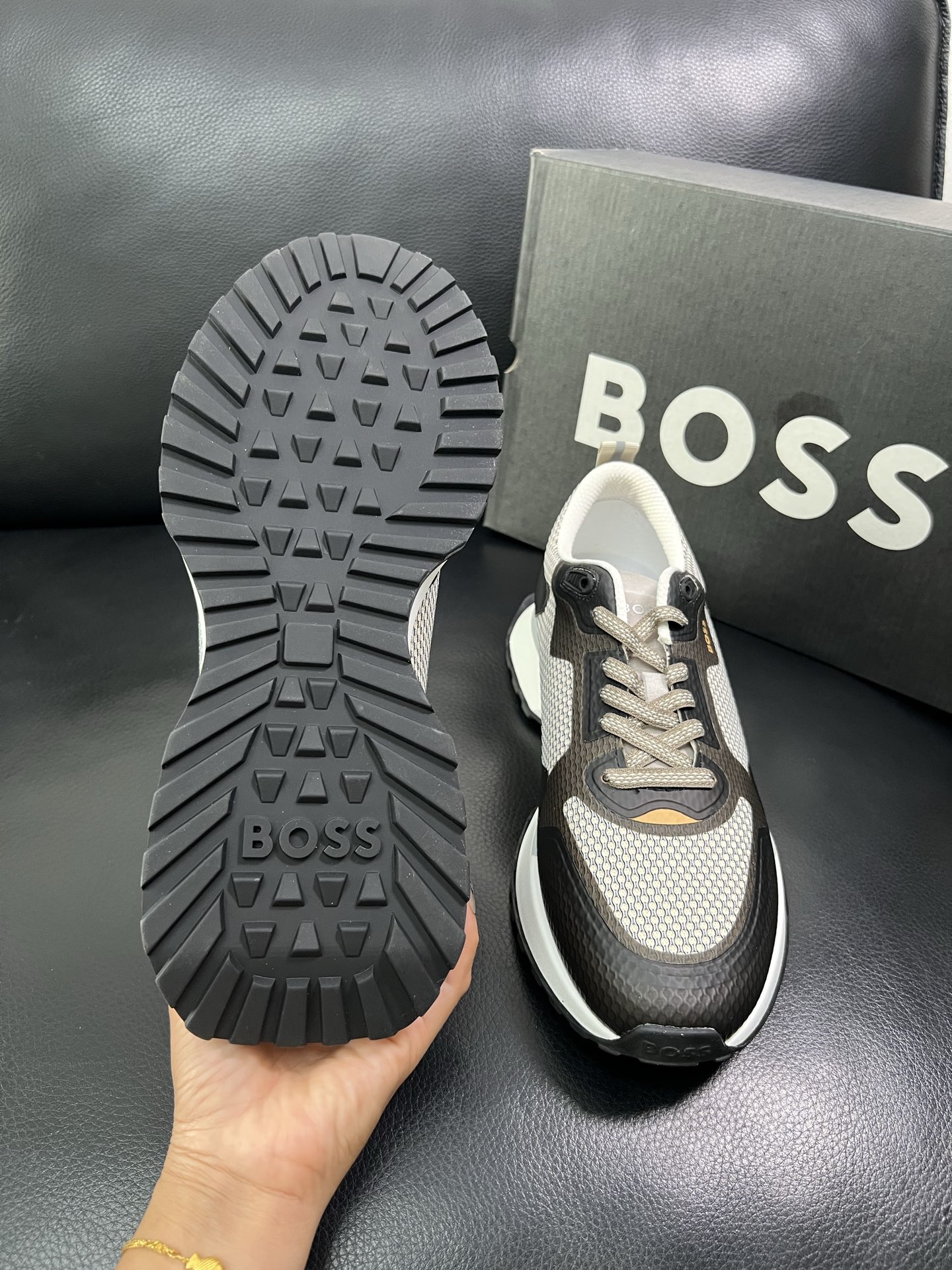 BOSS 顶级代购 博斯 专柜同步，鞋面意大利进口面料，透气网布里垫，鞋底：原厂特供原版底，独家活动成型