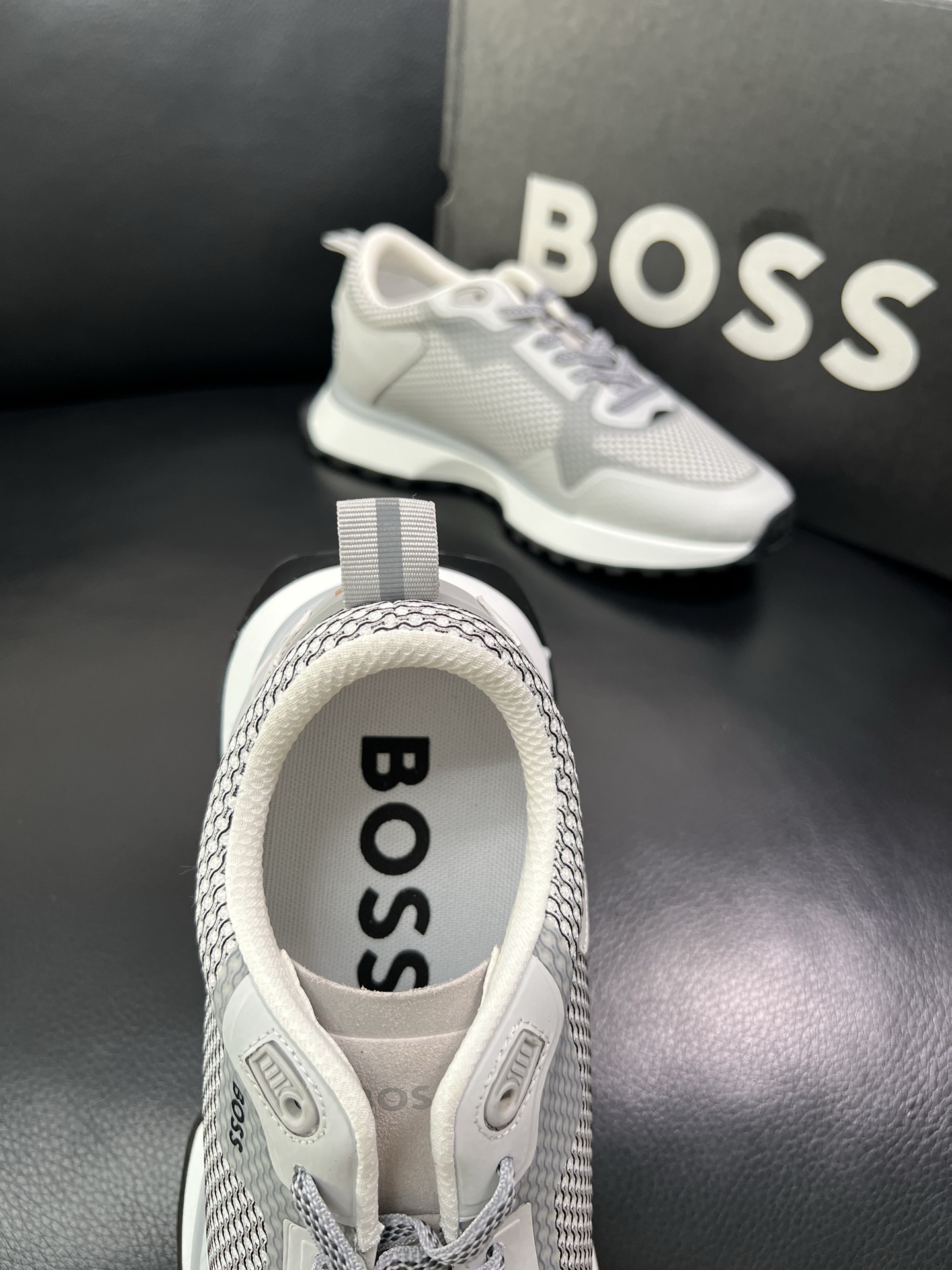 BOSS 顶级代购 博斯 专柜同步，鞋面意大利进口面料，透气网布里垫，鞋底：原厂特供原版底，独家活动成型