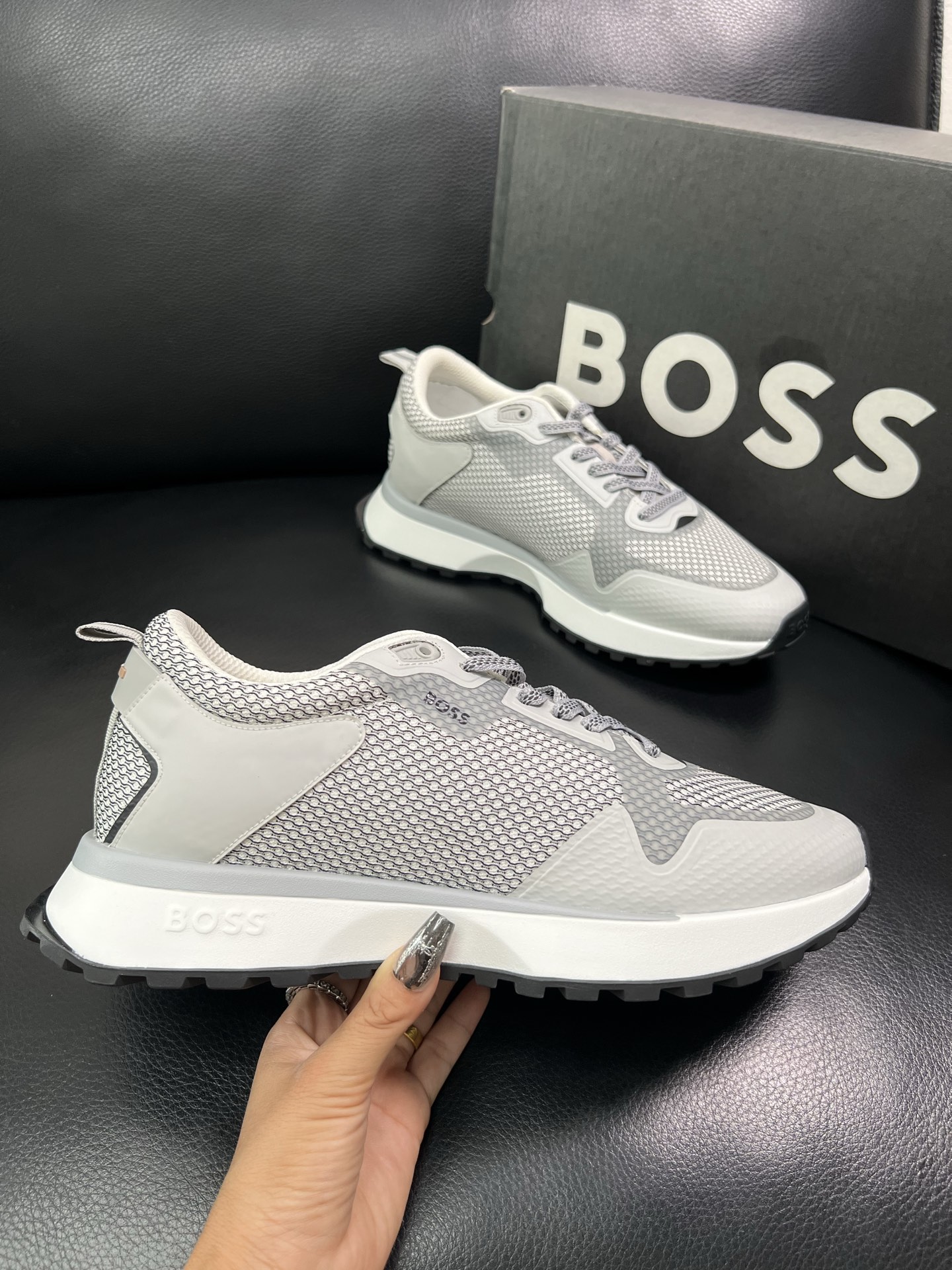 BOSS 顶级代购 博斯 专柜同步，鞋面意大利进口面料，透气网布里垫，鞋底：原厂特供原版底，独家活动成型