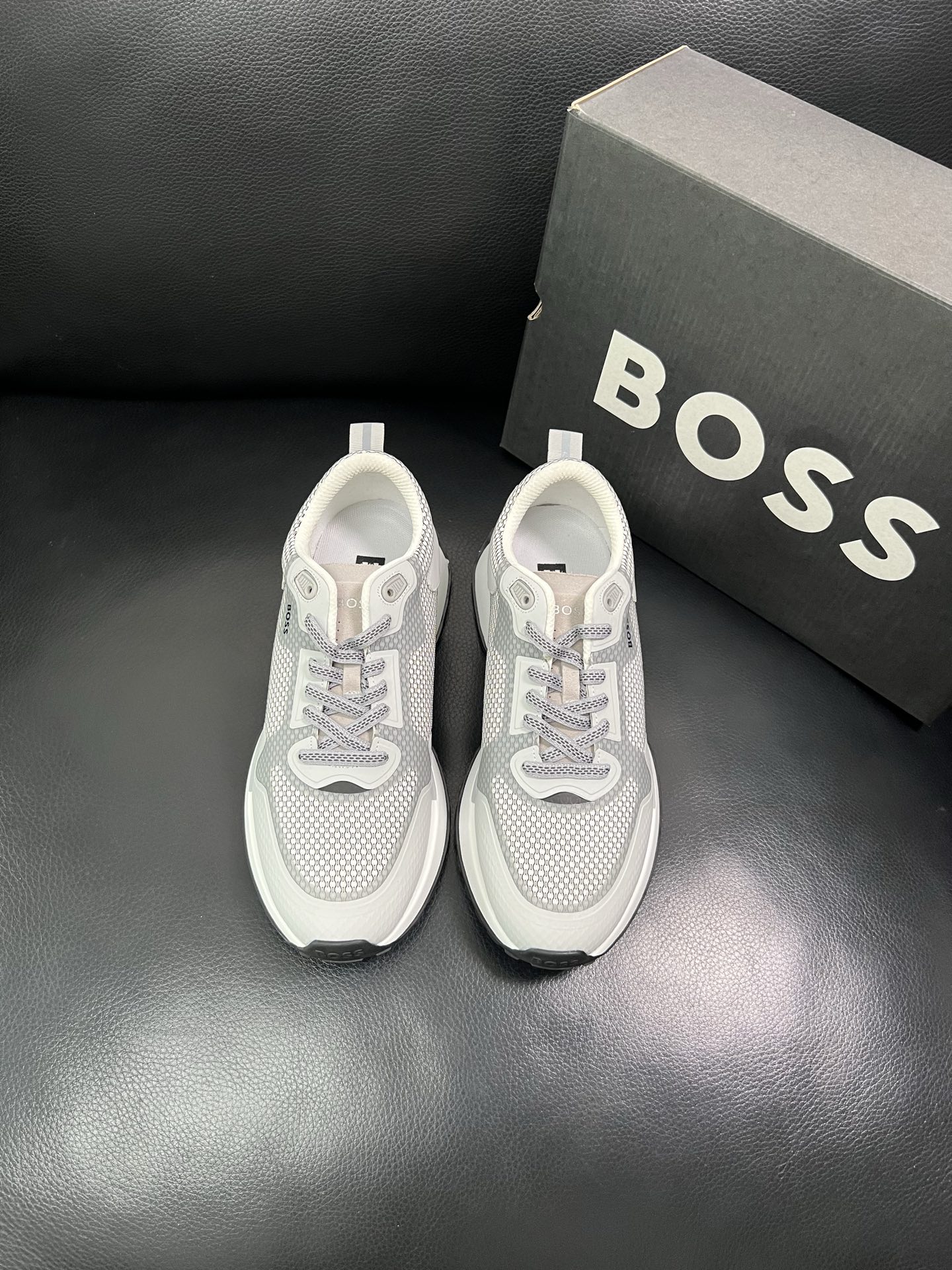 BOSS 顶级代购 博斯 专柜同步，鞋面意大利进口面料，透气网布里垫，鞋底：原厂特供原版底，独家活动成型