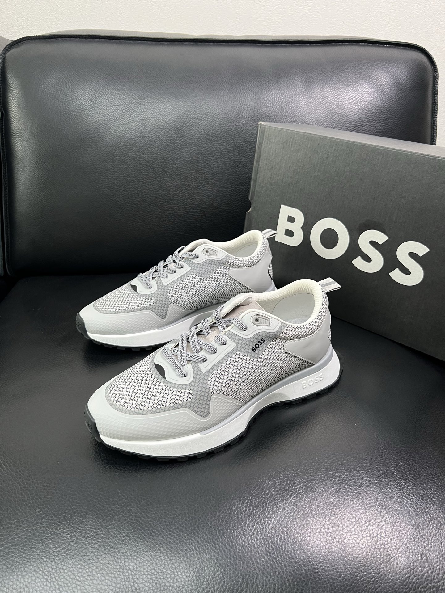 BOSS 顶级代购 博斯 专柜同步，鞋面意大利进口面料，透气网布里垫，鞋底：原厂特供原版底，独家活动成型