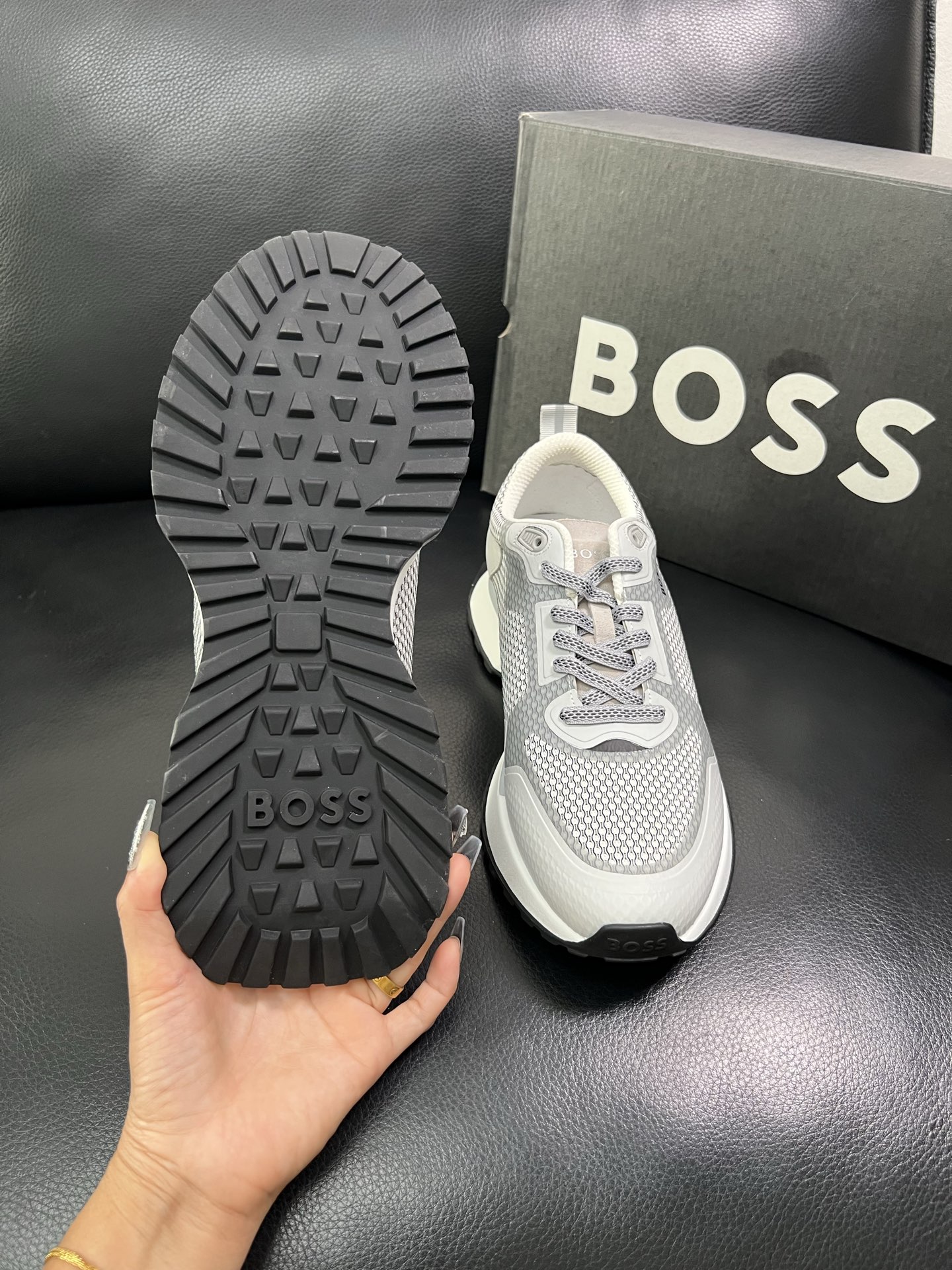 BOSS 顶级代购 博斯 专柜同步，鞋面意大利进口面料，透气网布里垫，鞋底：原厂特供原版底，独家活动成型