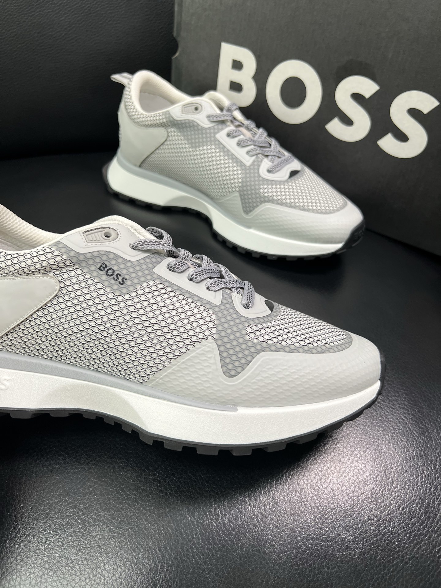 BOSS 顶级代购 博斯 专柜同步，鞋面意大利进口面料，透气网布里垫，鞋底：原厂特供原版底，独家活动成型