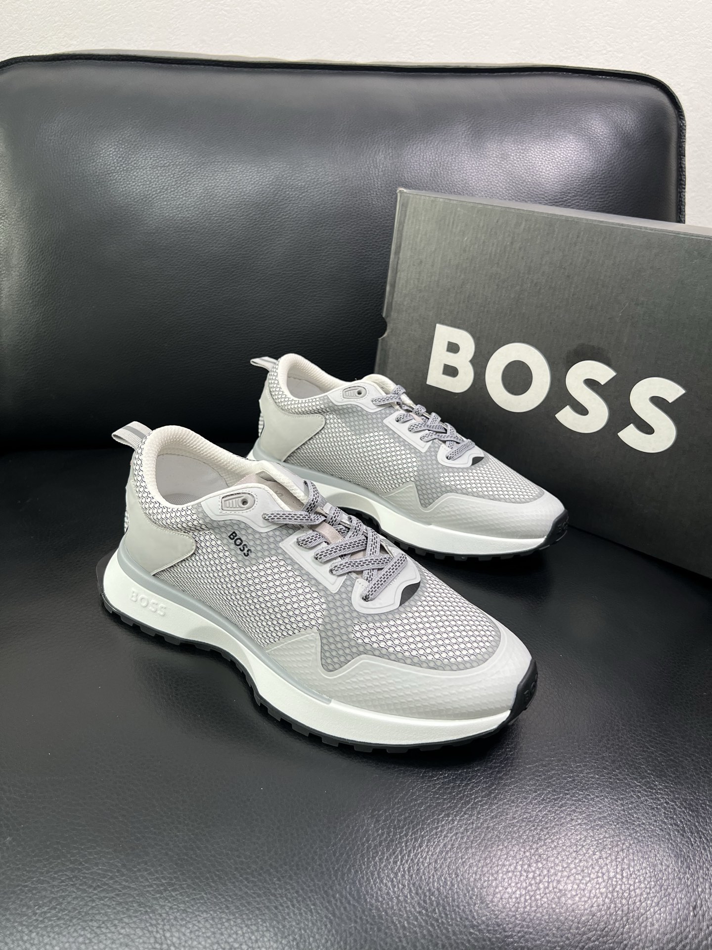 BOSS 顶级代购 博斯 专柜同步，鞋面意大利进口面料，透气网布里垫，鞋底：原厂特供原版底，独家活动成型