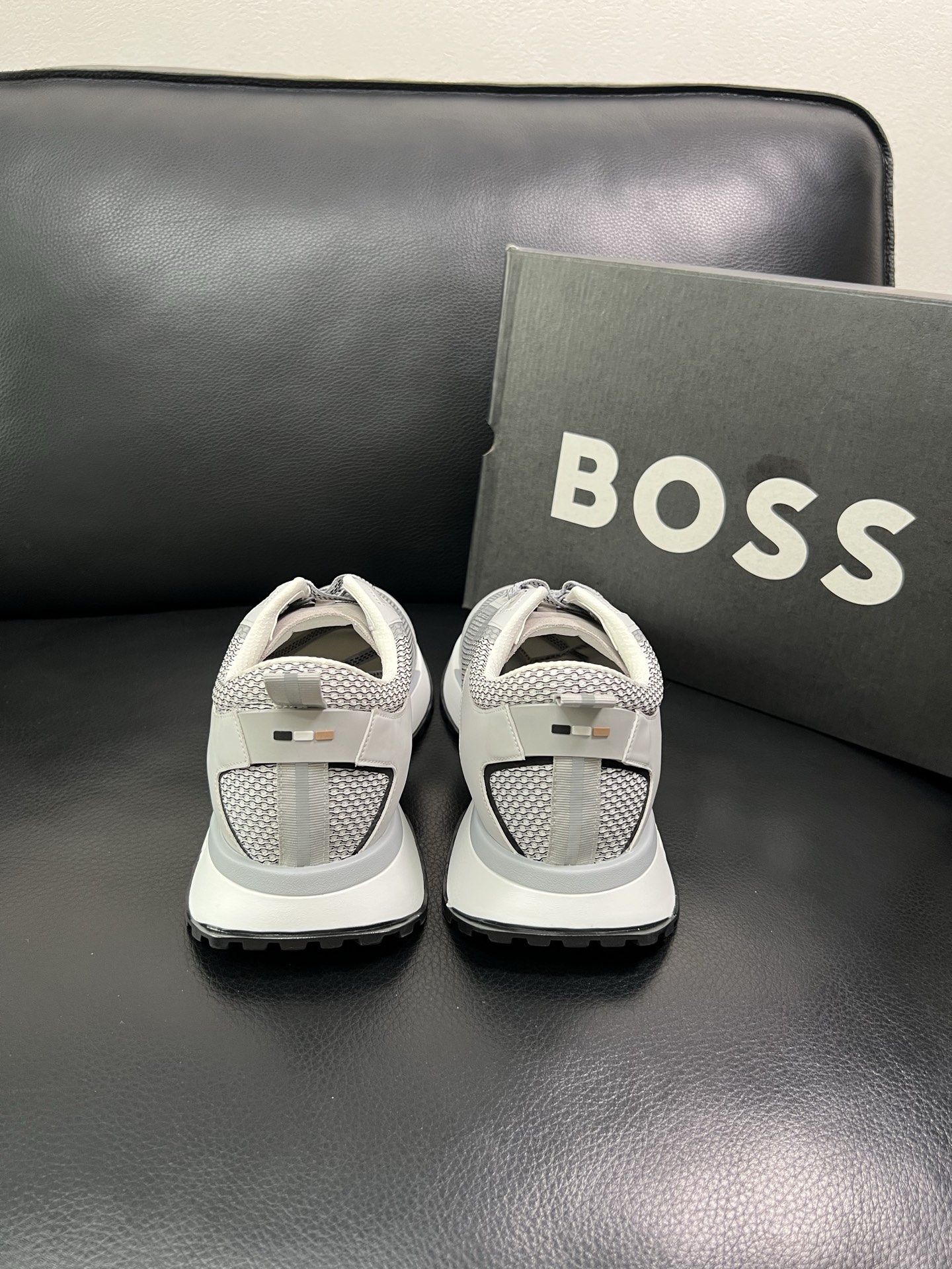 BOSS 顶级代购 博斯 专柜同步，鞋面意大利进口面料，透气网布里垫，鞋底：原厂特供原版底，独家活动成型