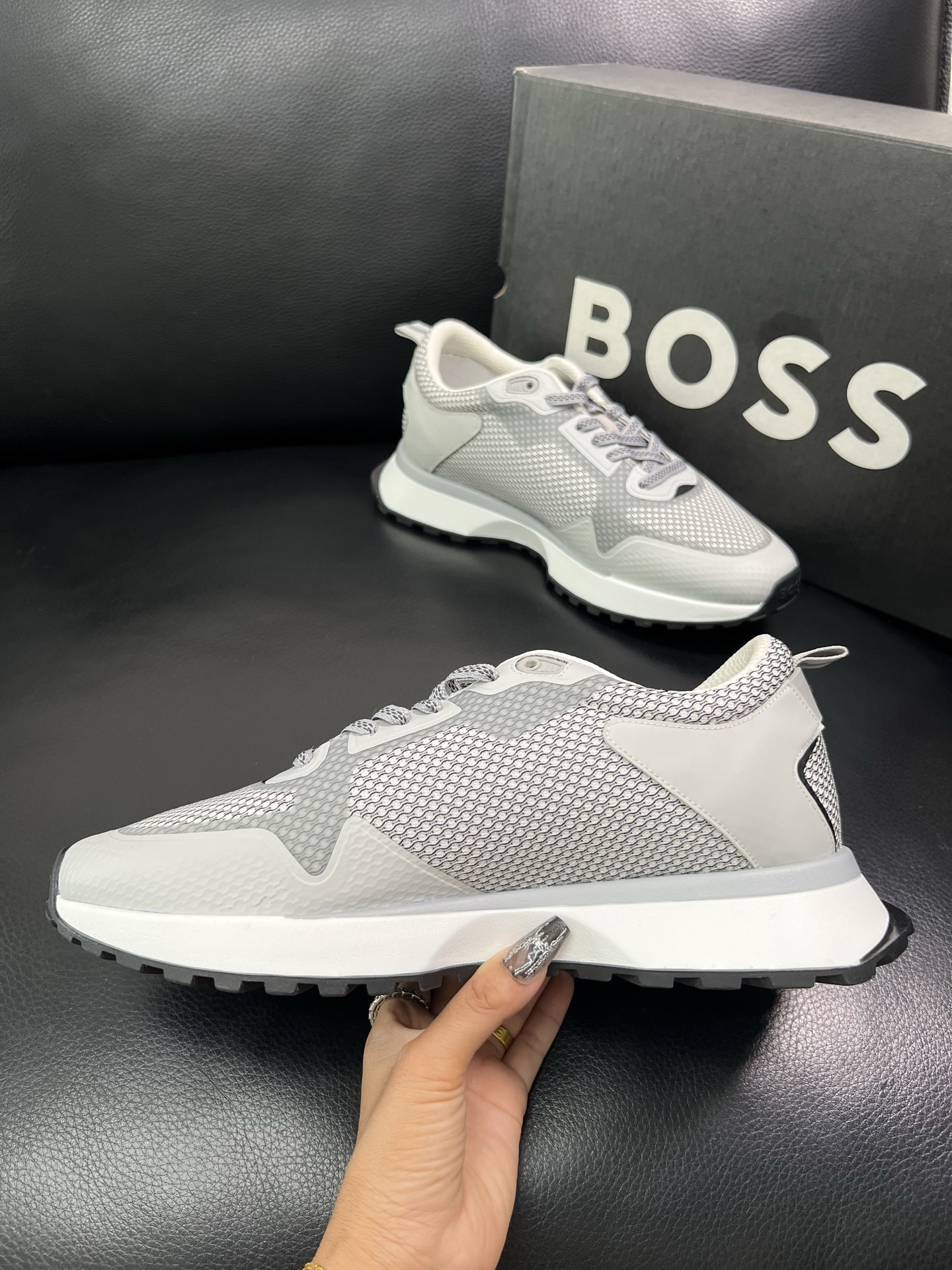 BOSS 顶级代购 博斯 专柜同步，鞋面意大利进口面料，透气网布里垫，鞋底：原厂特供原版底，独家活动成型