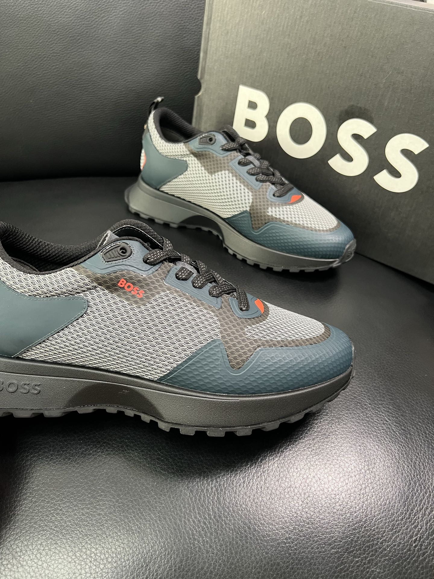 BOSS 顶级代购 博斯 专柜同步，鞋面意大利进口面料，透气网布里垫，鞋底：原厂特供原版底，独家活动成型