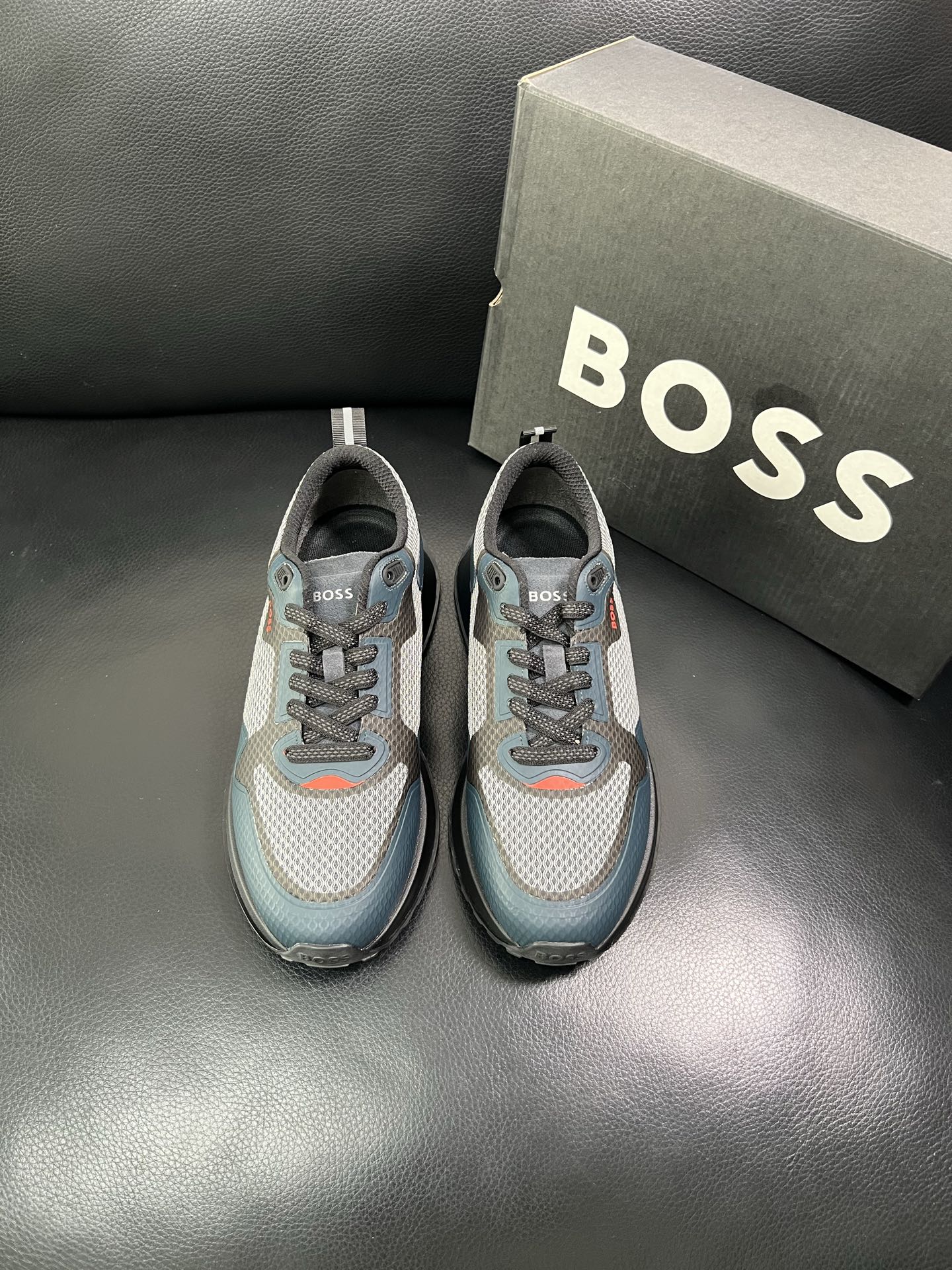 BOSS 顶级代购 博斯 专柜同步，鞋面意大利进口面料，透气网布里垫，鞋底：原厂特供原版底，独家活动成型