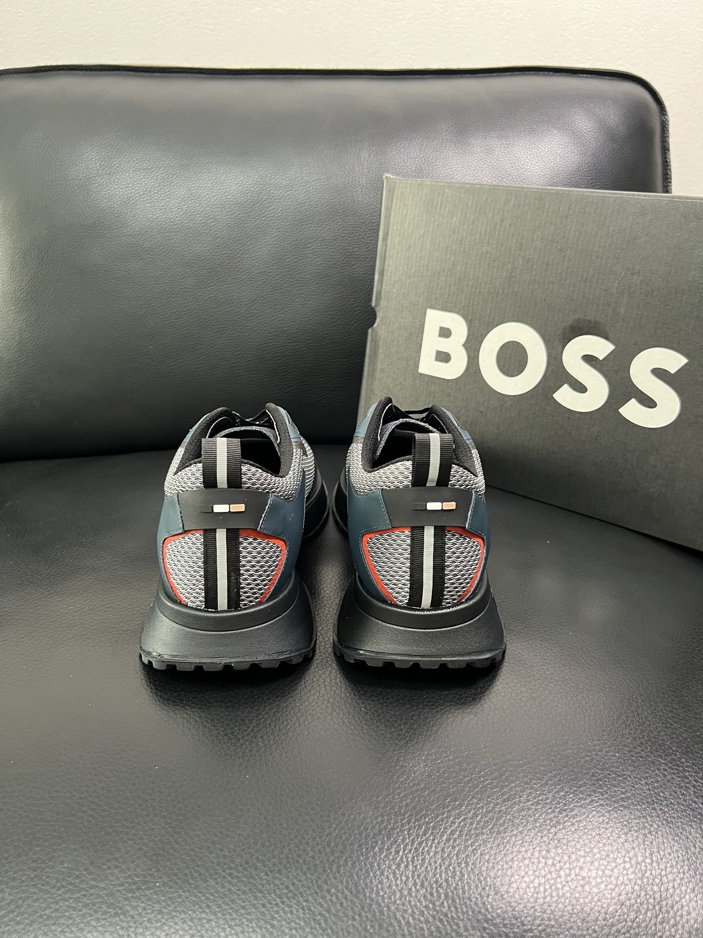 BOSS 顶级代购 博斯 专柜同步，鞋面意大利进口面料，透气网布里垫，鞋底：原厂特供原版底，独家活动成型