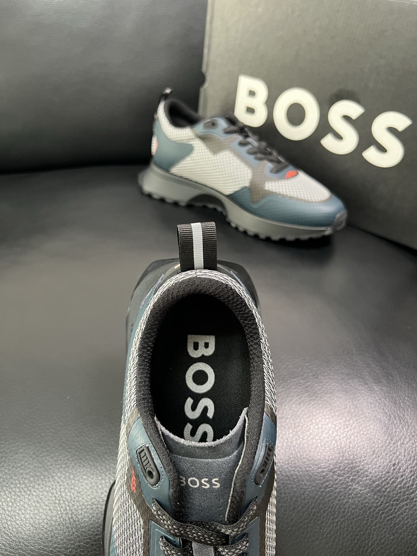 BOSS 顶级代购 博斯 专柜同步，鞋面意大利进口面料，透气网布里垫，鞋底：原厂特供原版底，独家活动成型