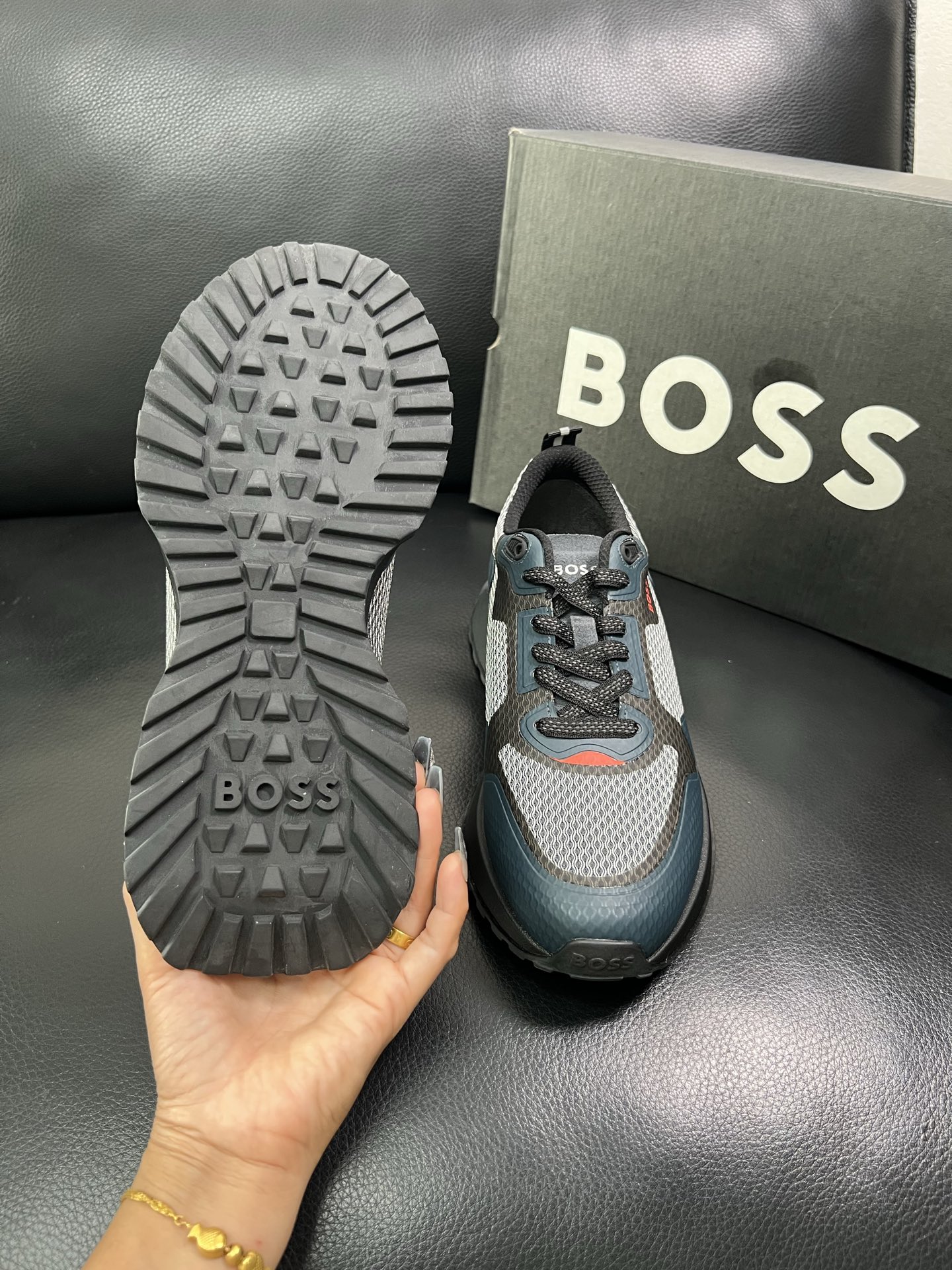 BOSS 顶级代购 博斯 专柜同步，鞋面意大利进口面料，透气网布里垫，鞋底：原厂特供原版底，独家活动成型