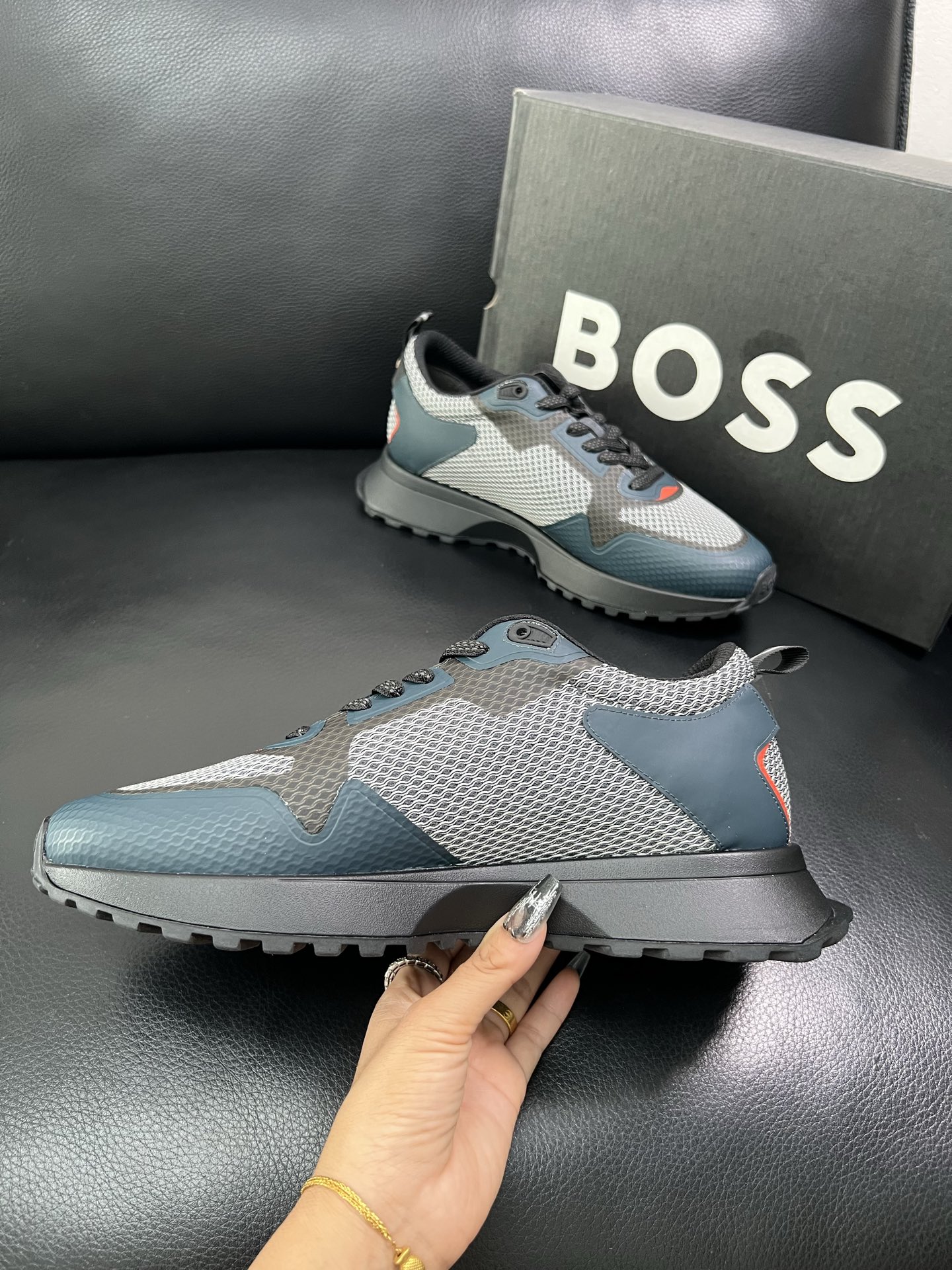 BOSS 顶级代购 博斯 专柜同步，鞋面意大利进口面料，透气网布里垫，鞋底：原厂特供原版底，独家活动成型