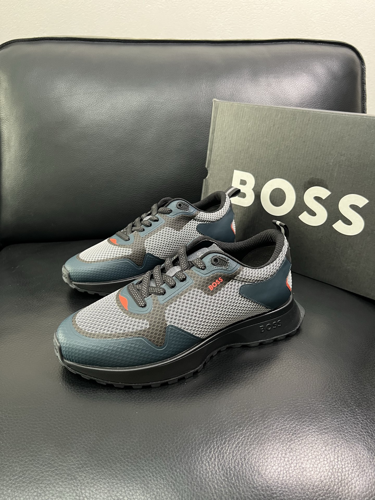 BOSS 顶级代购 博斯 专柜同步，鞋面意大利进口面料，透气网布里垫，鞋底：原厂特供原版底，独家活动成型