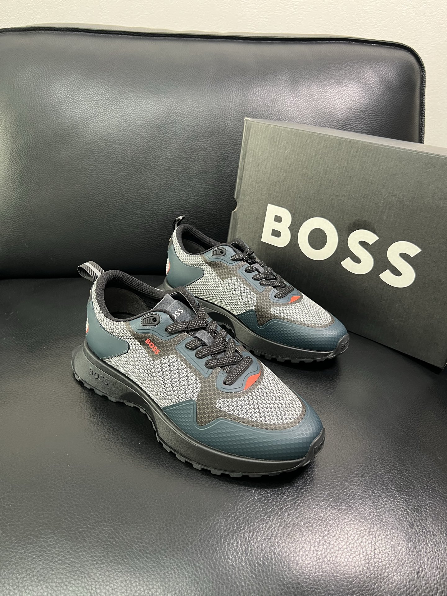 BOSS 顶级代购 博斯 专柜同步，鞋面意大利进口面料，透气网布里垫，鞋底：原厂特供原版底，独家活动成型