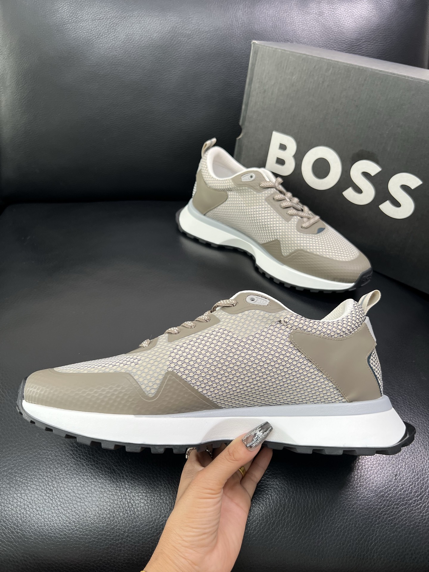 BOSS 顶级代购 博斯 专柜同步，鞋面意大利进口面料，透气网布里垫，鞋底：原厂特供原版底，独家活动成型
