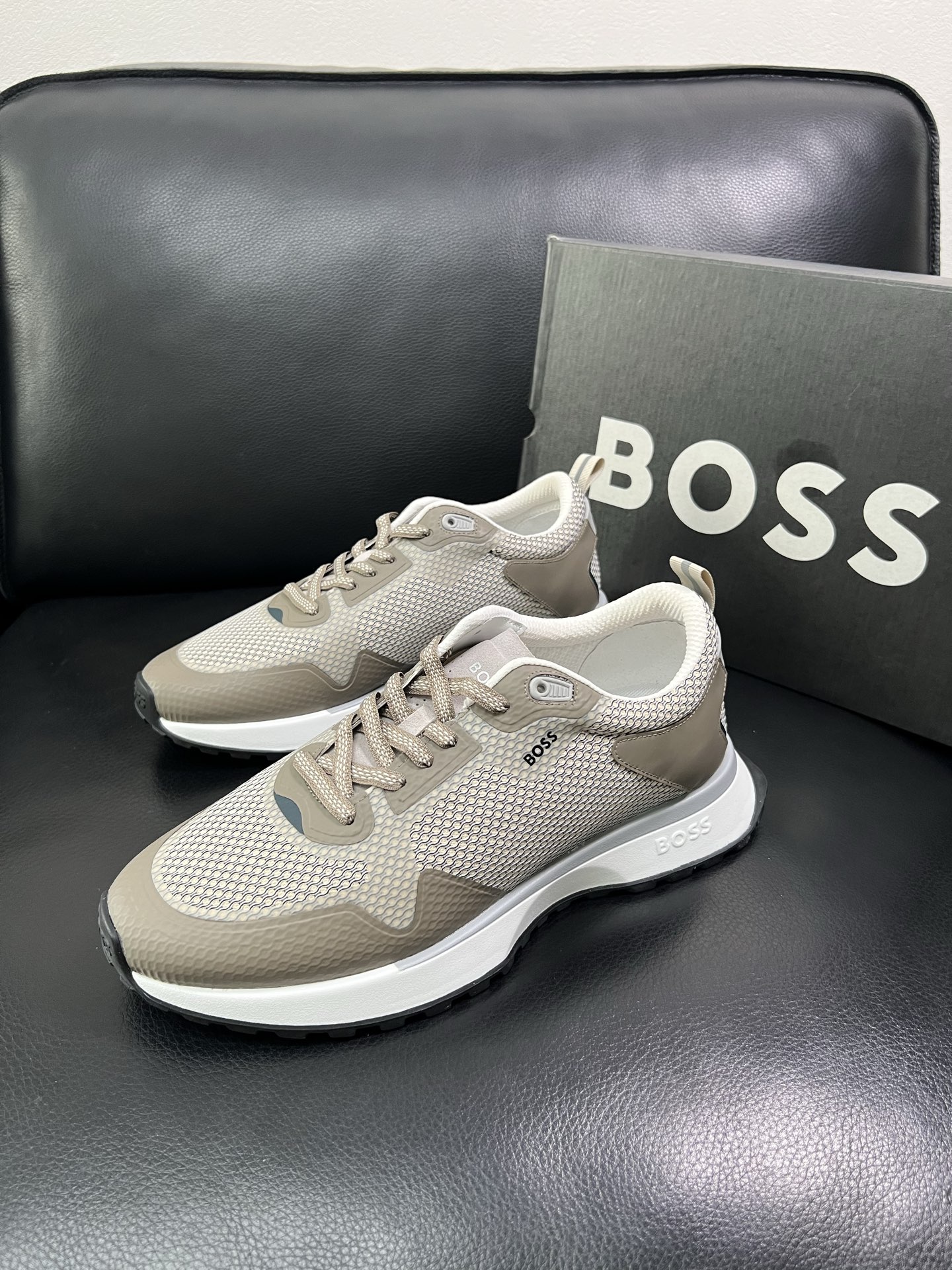 BOSS 顶级代购 博斯 专柜同步，鞋面意大利进口面料，透气网布里垫，鞋底：原厂特供原版底，独家活动成型