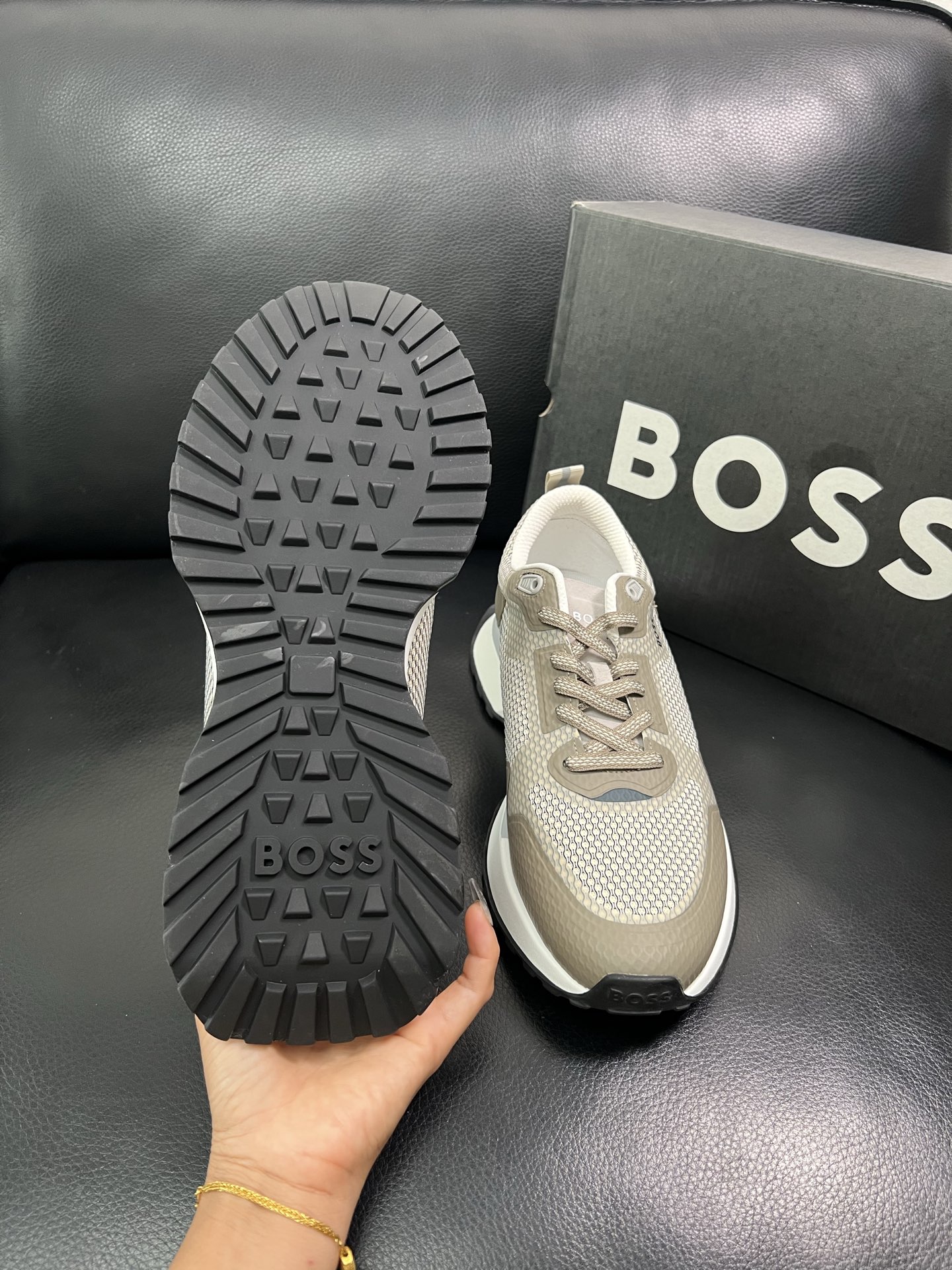 BOSS 顶级代购 博斯 专柜同步，鞋面意大利进口面料，透气网布里垫，鞋底：原厂特供原版底，独家活动成型