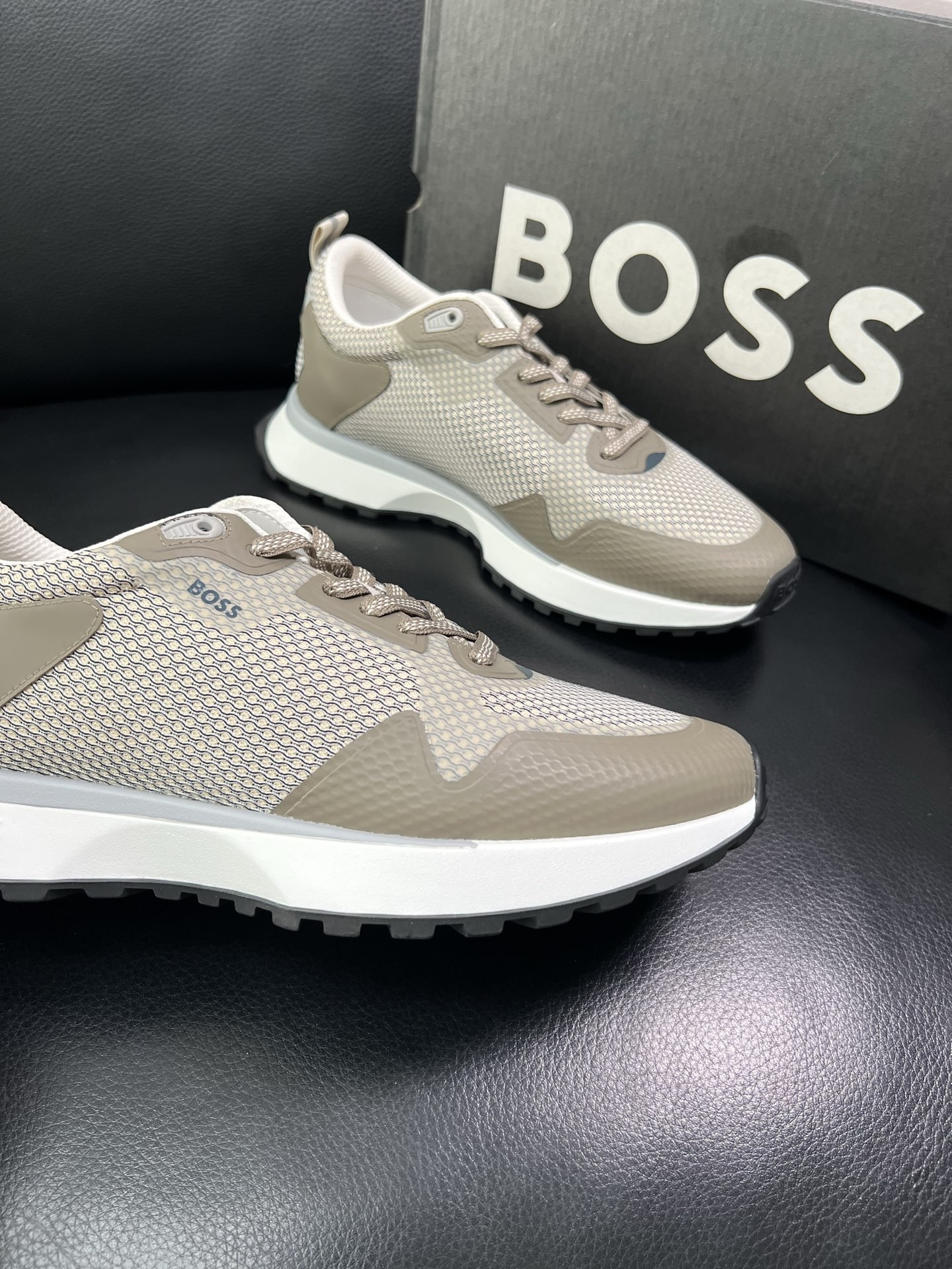 BOSS 顶级代购 博斯 专柜同步，鞋面意大利进口面料，透气网布里垫，鞋底：原厂特供原版底，独家活动成型