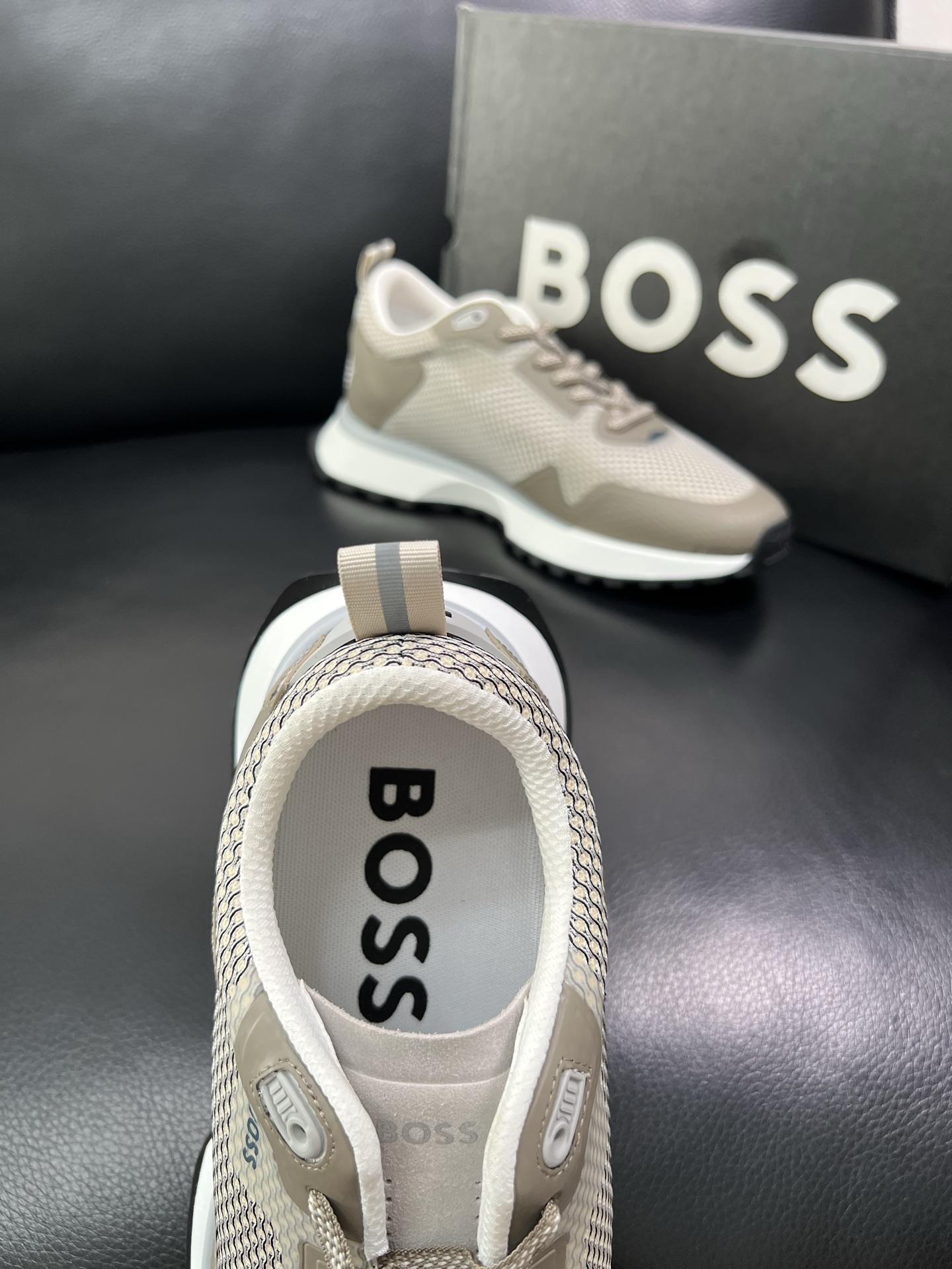 BOSS 顶级代购 博斯 专柜同步，鞋面意大利进口面料，透气网布里垫，鞋底：原厂特供原版底，独家活动成型