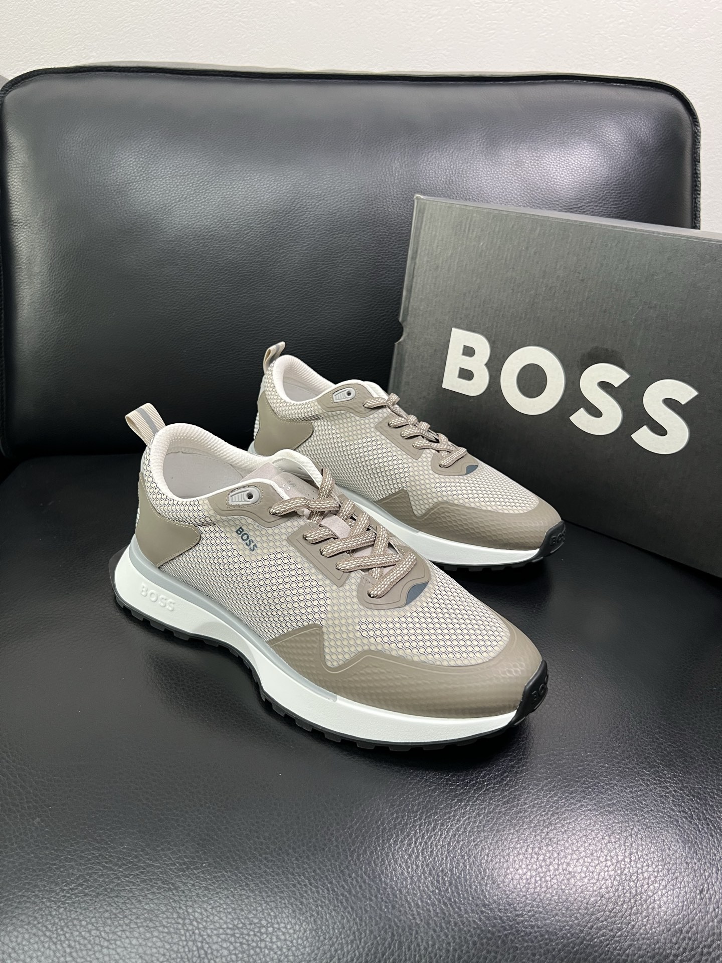 BOSS 顶级代购 博斯 专柜同步，鞋面意大利进口面料，透气网布里垫，鞋底：原厂特供原版底，独家活动成型
