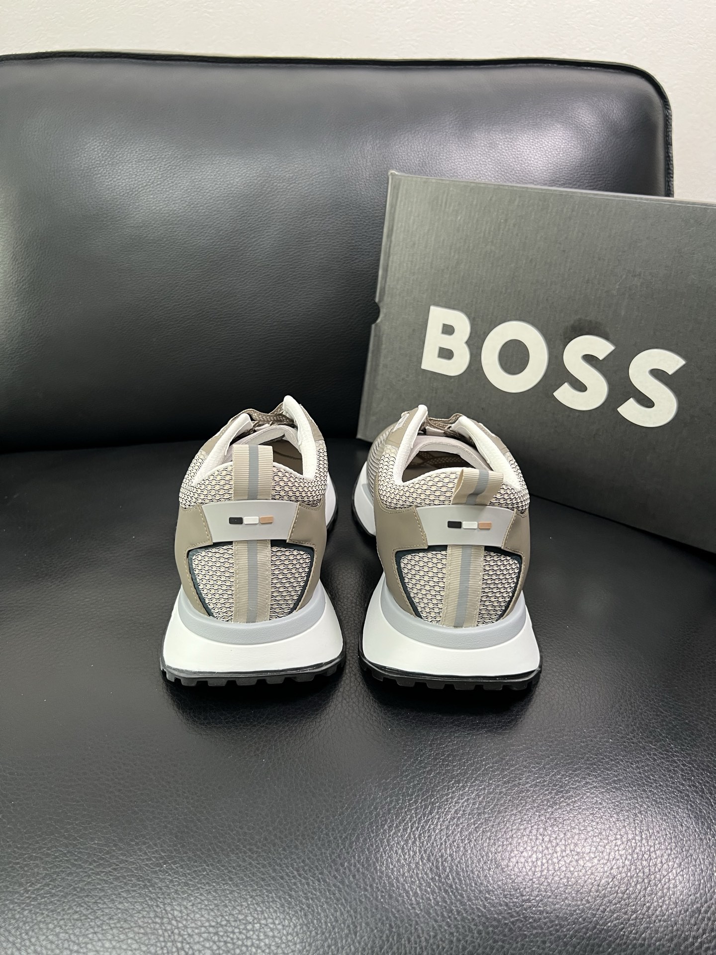 BOSS 顶级代购 博斯 专柜同步，鞋面意大利进口面料，透气网布里垫，鞋底：原厂特供原版底，独家活动成型