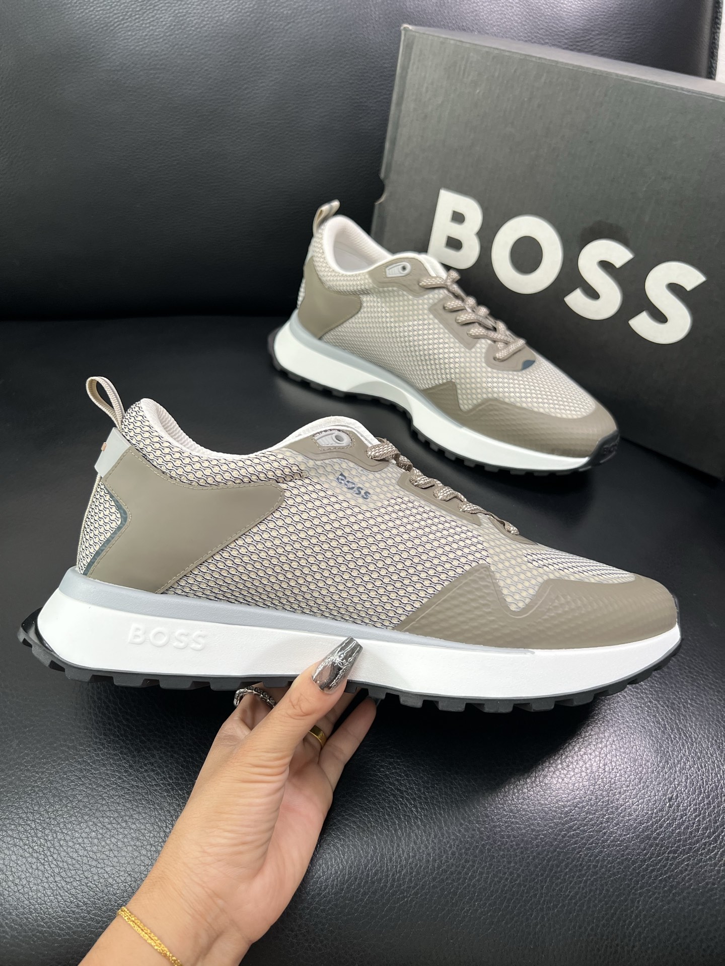 BOSS 顶级代购 博斯 专柜同步，鞋面意大利进口面料，透气网布里垫，鞋底：原厂特供原版底，独家活动成型