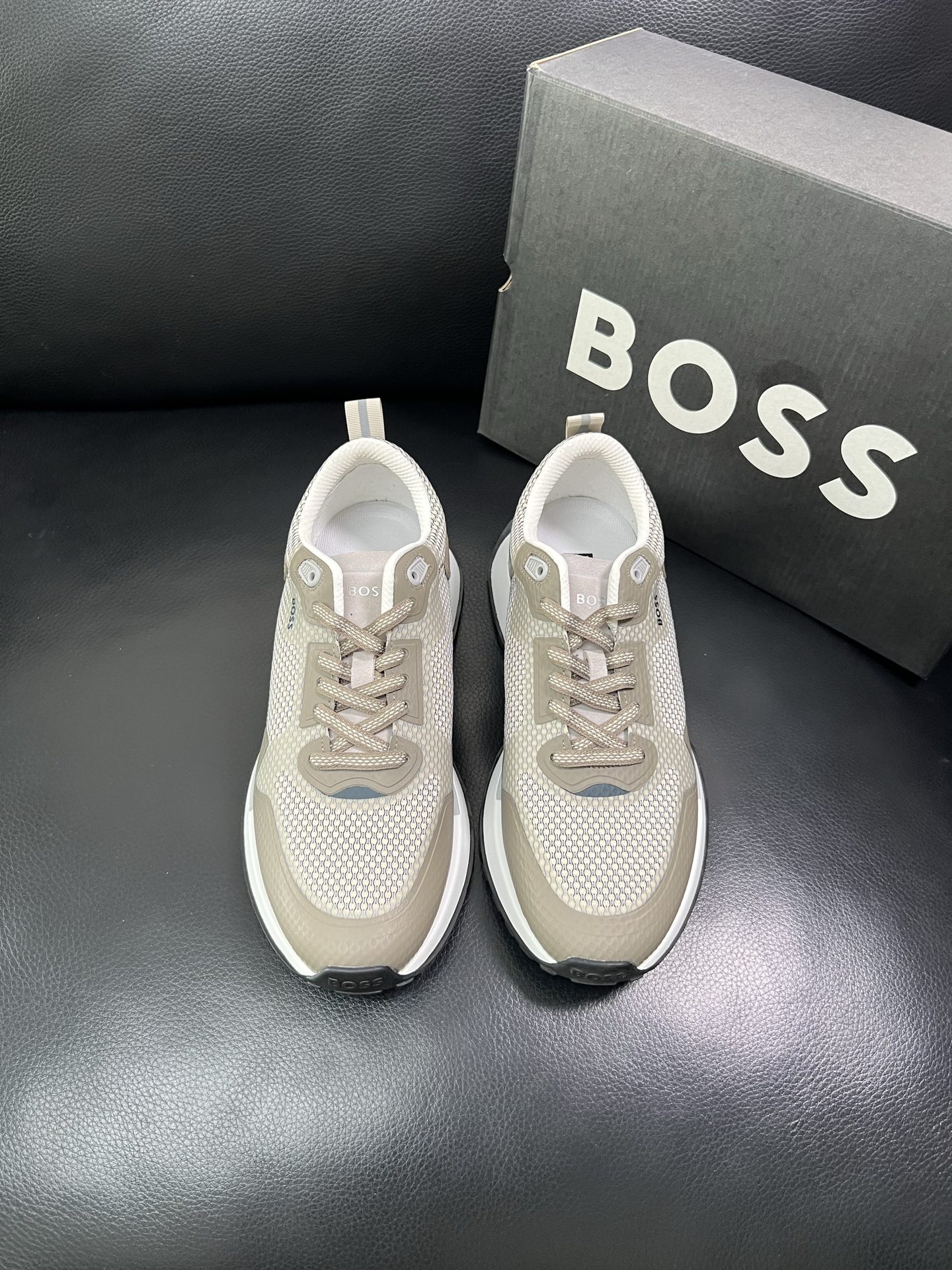 BOSS 顶级代购 博斯 专柜同步，鞋面意大利进口面料，透气网布里垫，鞋底：原厂特供原版底，独家活动成型