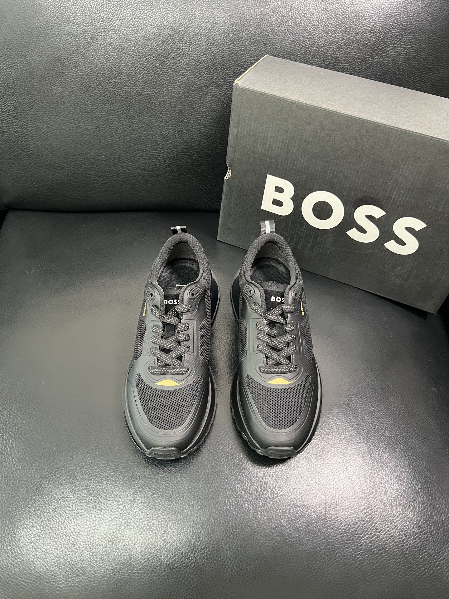 BOSS 顶级代购 博斯 专柜同步，鞋面意大利进口面料，透气网布里垫，鞋底：原厂特供原版底，独家活动成型