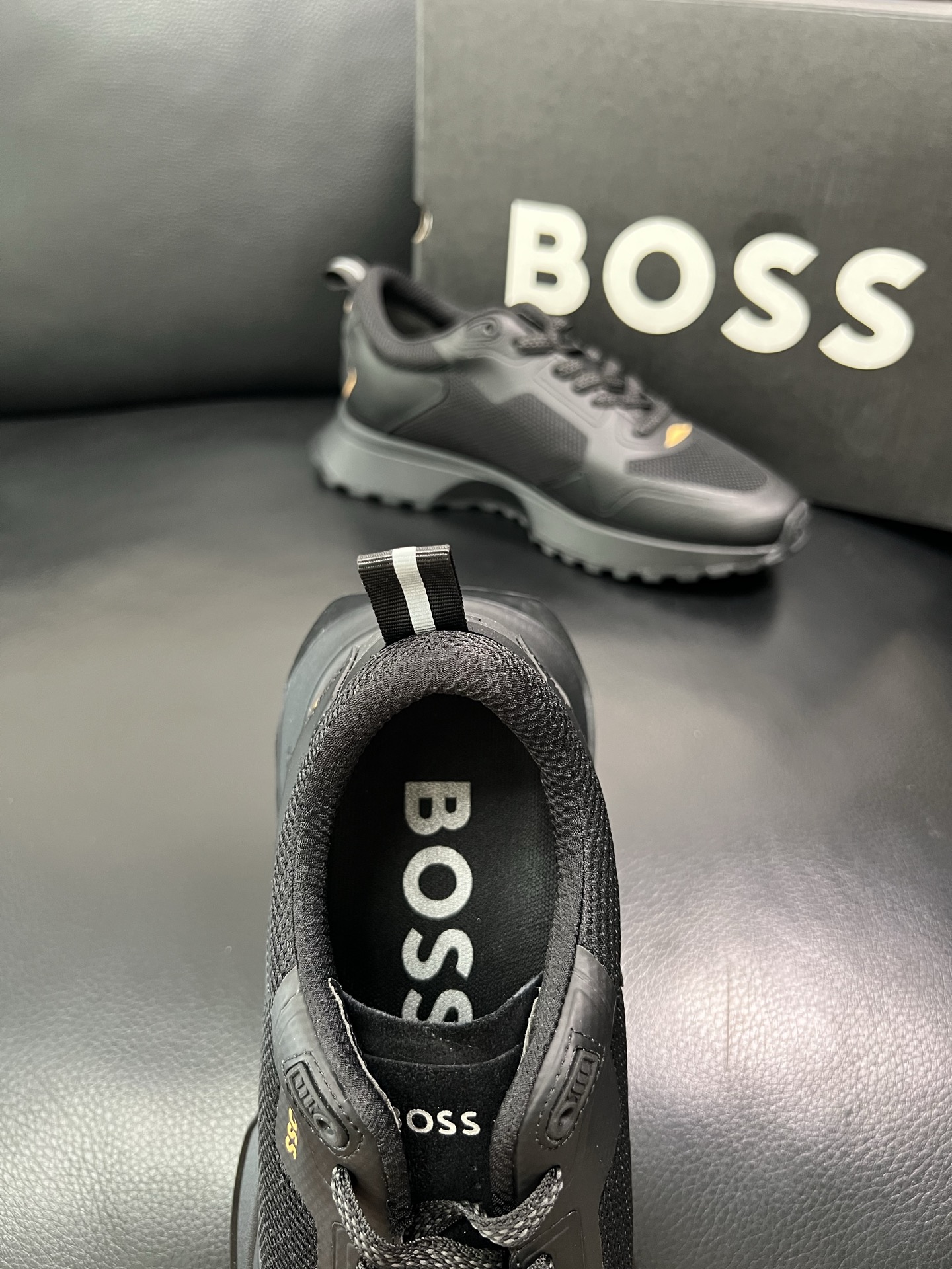 BOSS 顶级代购 博斯 专柜同步，鞋面意大利进口面料，透气网布里垫，鞋底：原厂特供原版底，独家活动成型
