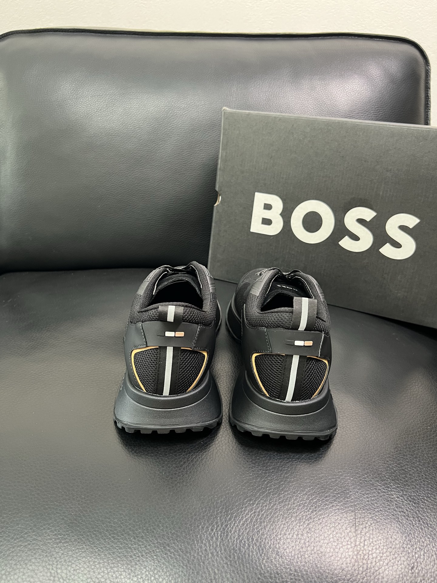 BOSS 顶级代购 博斯 专柜同步，鞋面意大利进口面料，透气网布里垫，鞋底：原厂特供原版底，独家活动成型