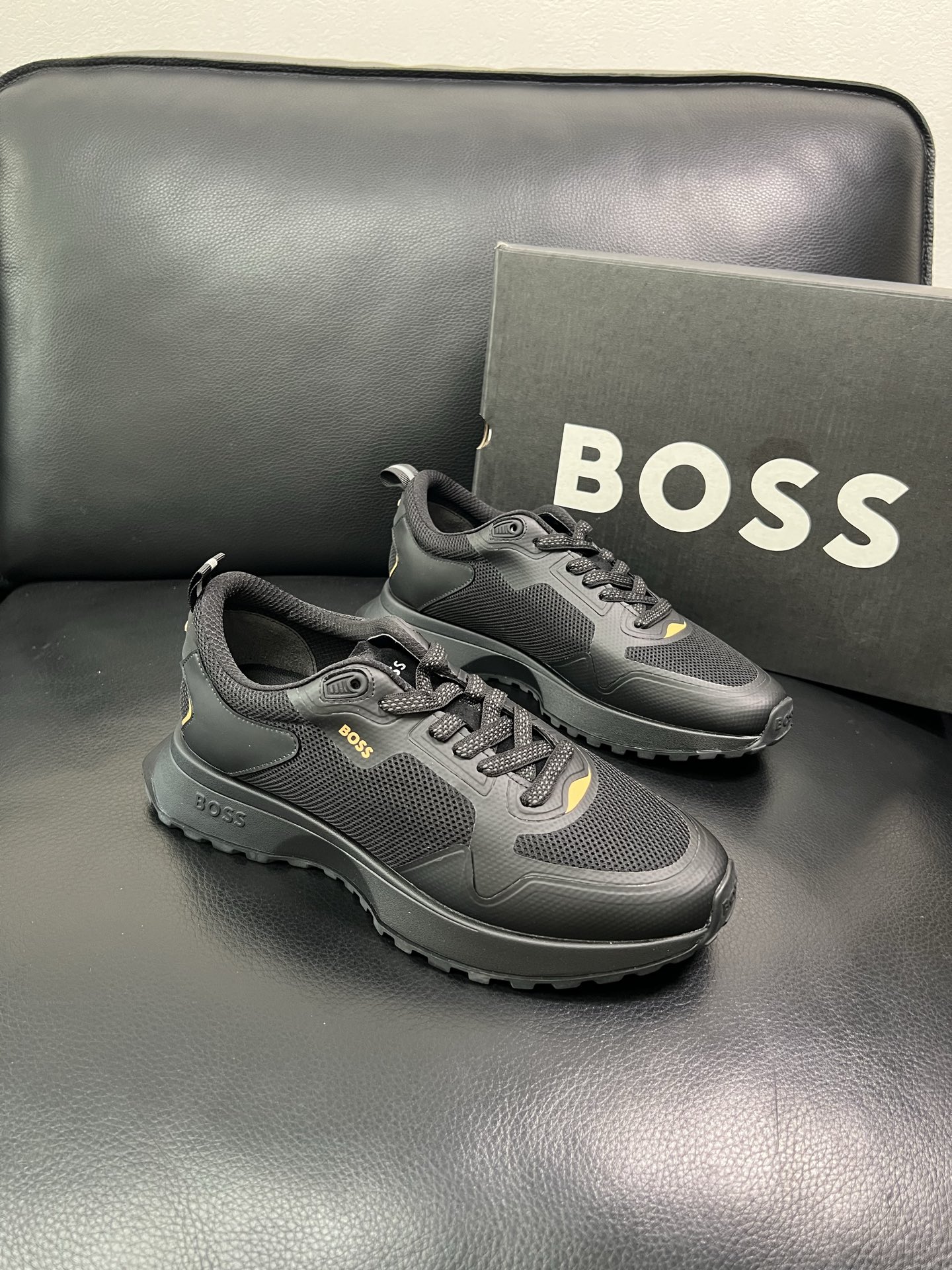 BOSS 顶级代购 博斯 专柜同步，鞋面意大利进口面料，透气网布里垫，鞋底：原厂特供原版底，独家活动成型