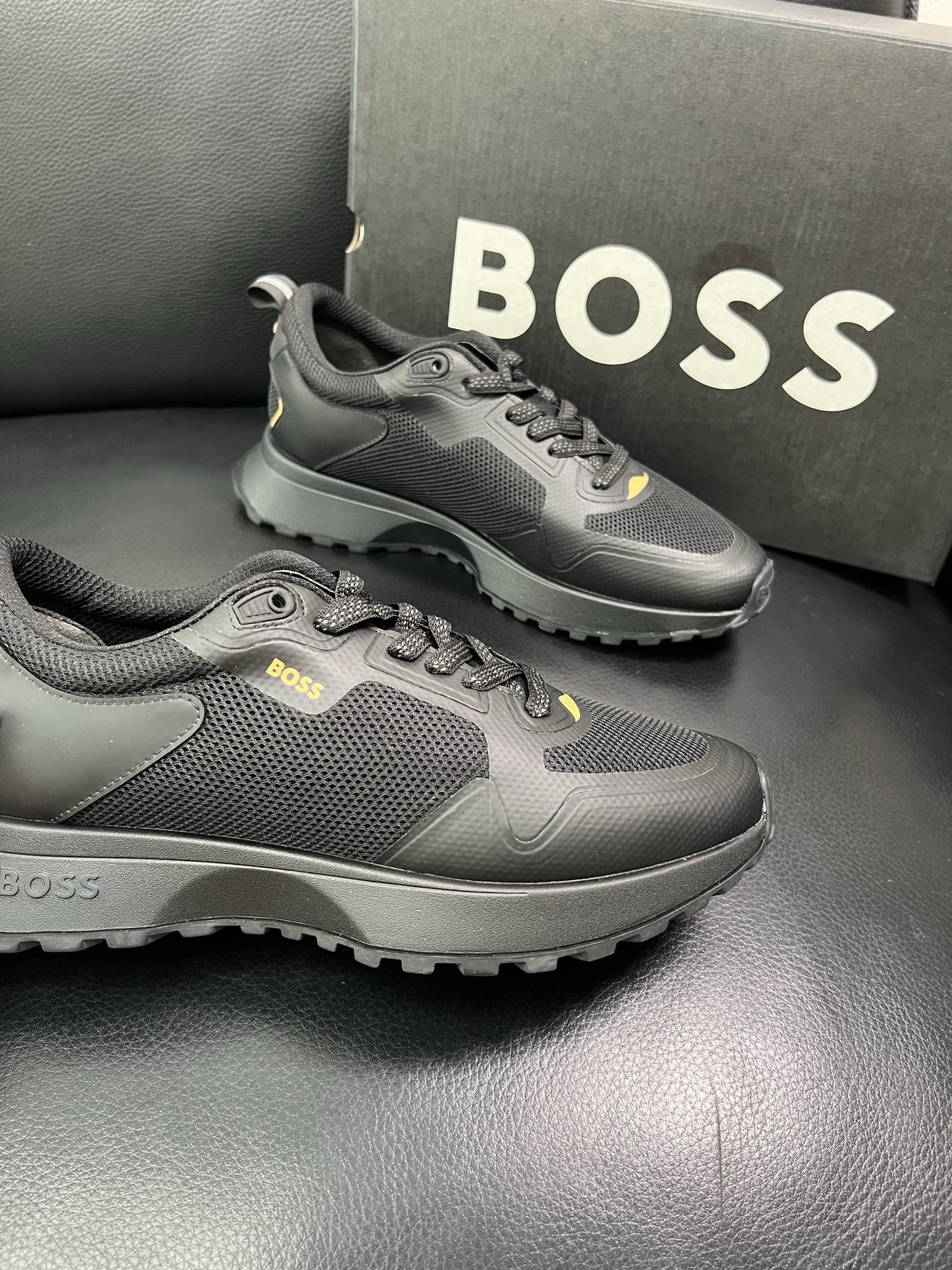 BOSS 顶级代购 博斯 专柜同步，鞋面意大利进口面料，透气网布里垫，鞋底：原厂特供原版底，独家活动成型