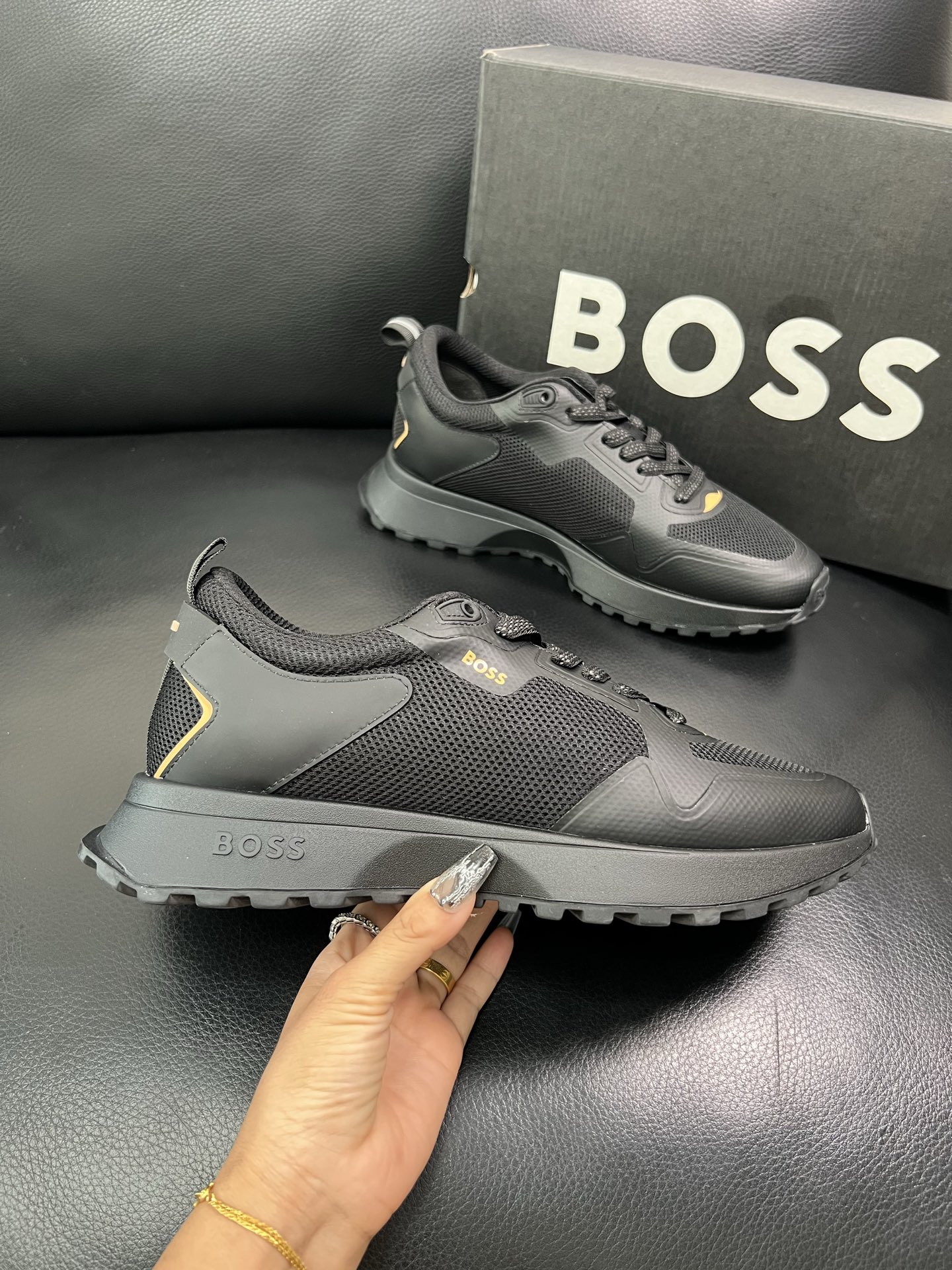 BOSS 顶级代购 博斯 专柜同步，鞋面意大利进口面料，透气网布里垫，鞋底：原厂特供原版底，独家活动成型