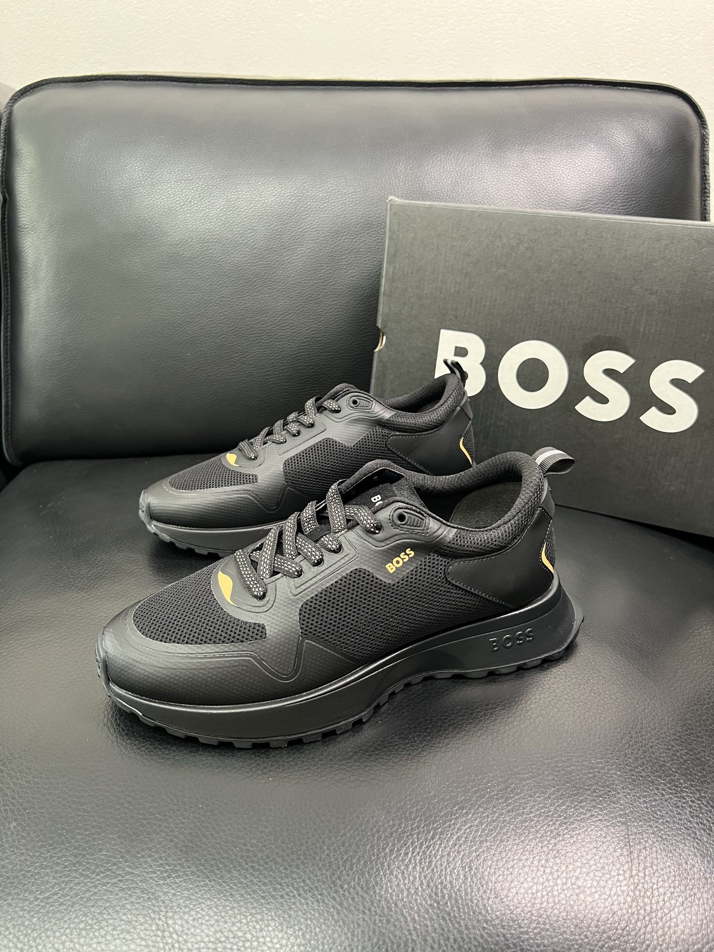 BOSS 顶级代购 博斯 专柜同步，鞋面意大利进口面料，透气网布里垫，鞋底：原厂特供原版底，独家活动成型
