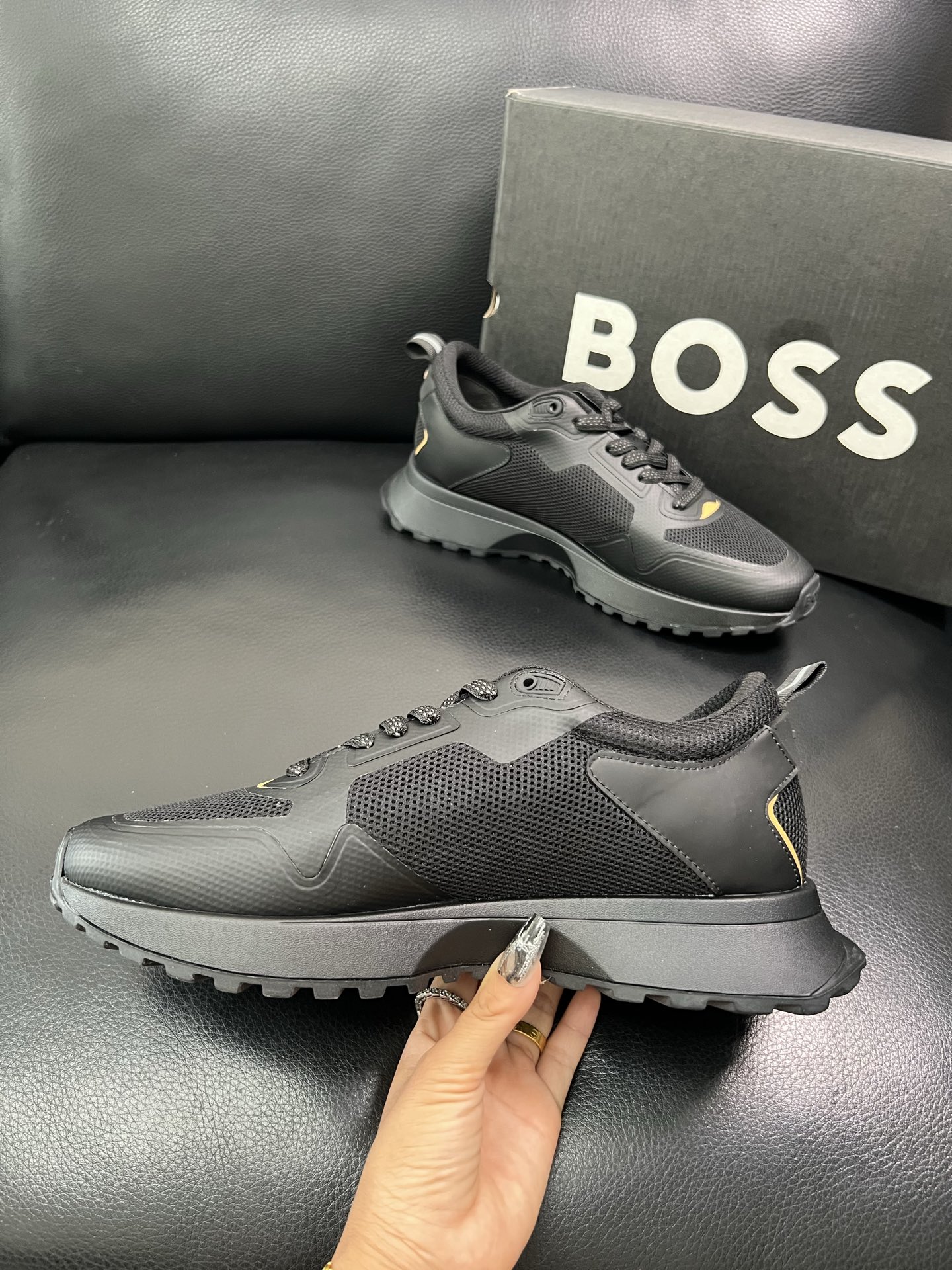 BOSS 顶级代购 博斯 专柜同步，鞋面意大利进口面料，透气网布里垫，鞋底：原厂特供原版底，独家活动成型