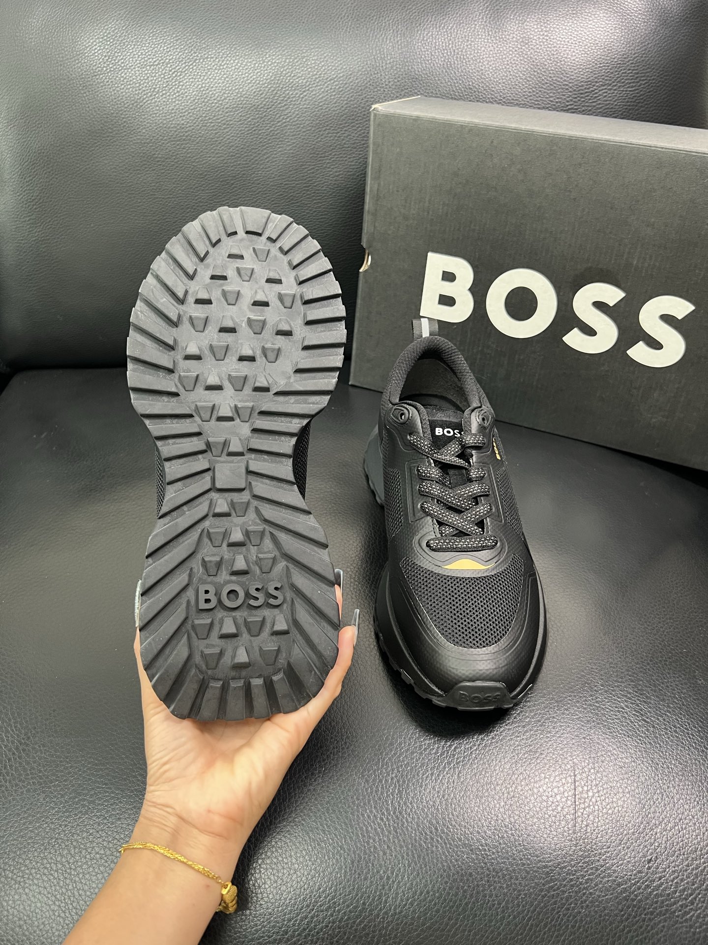 BOSS 顶级代购 博斯 专柜同步，鞋面意大利进口面料，透气网布里垫，鞋底：原厂特供原版底，独家活动成型