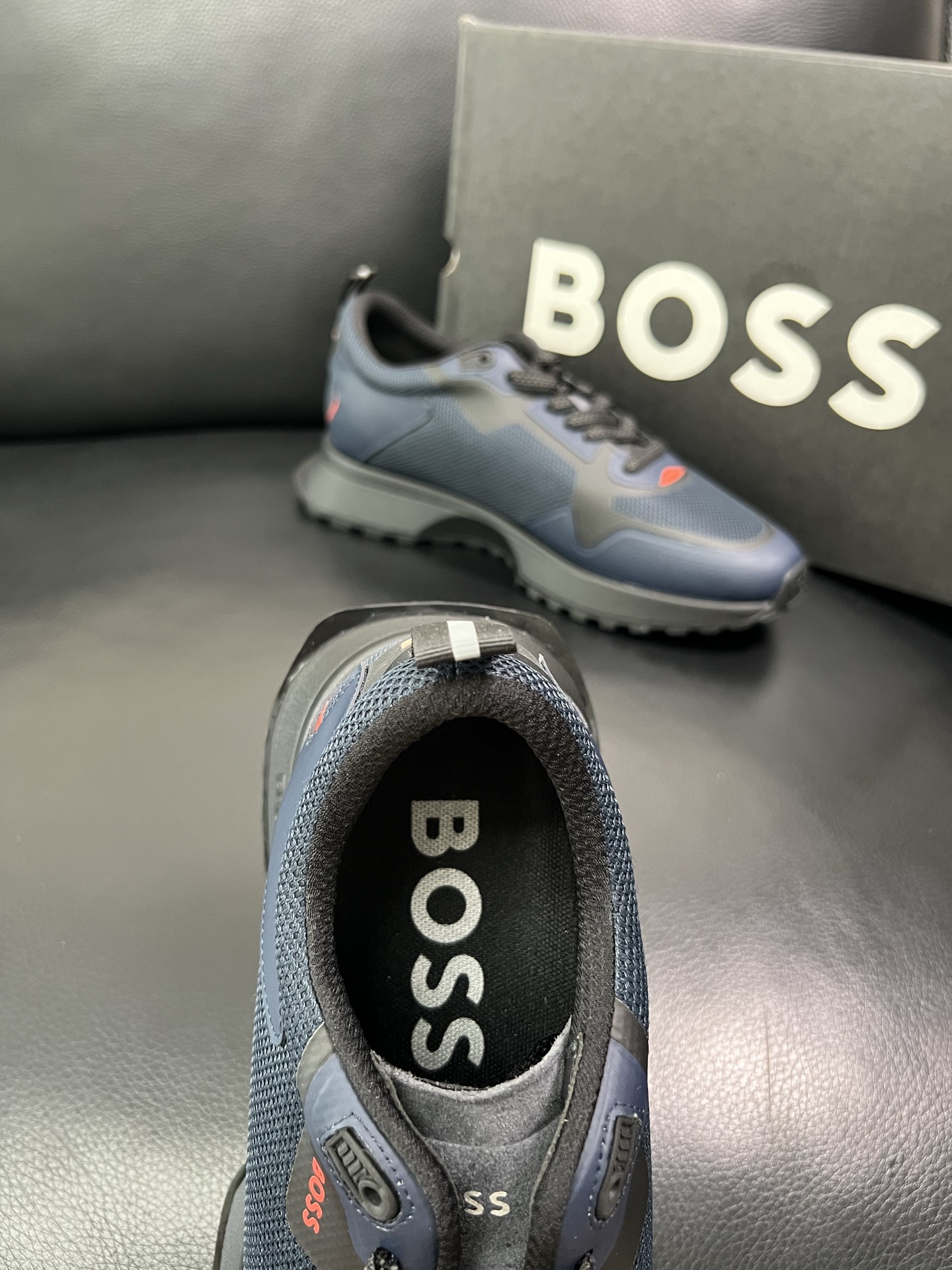BOSS 顶级代购 博斯 专柜同步，鞋面意大利进口面料，透气网布里垫，鞋底：原厂特供原版底，独家活动成型