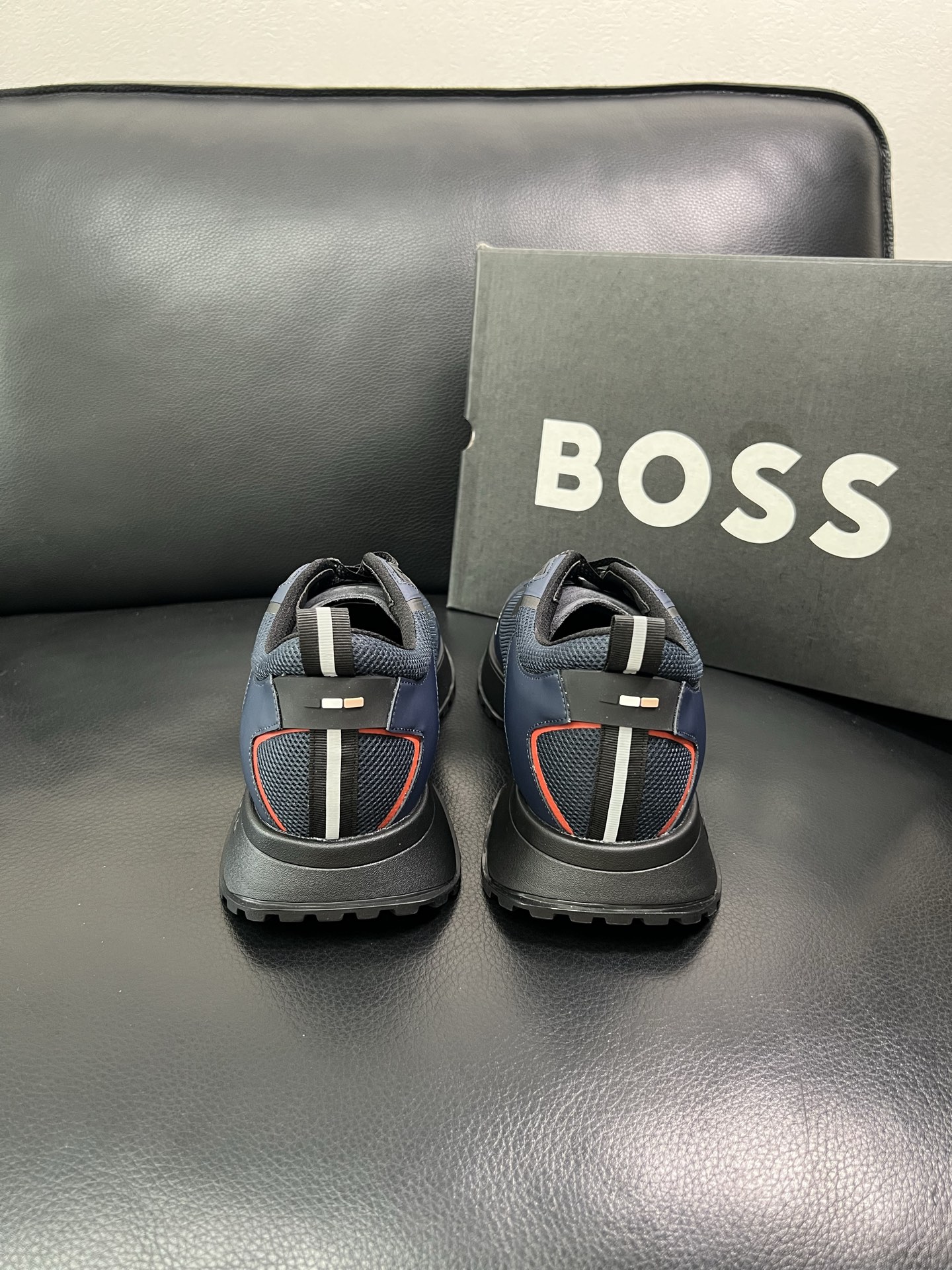 BOSS 顶级代购 博斯 专柜同步，鞋面意大利进口面料，透气网布里垫，鞋底：原厂特供原版底，独家活动成型