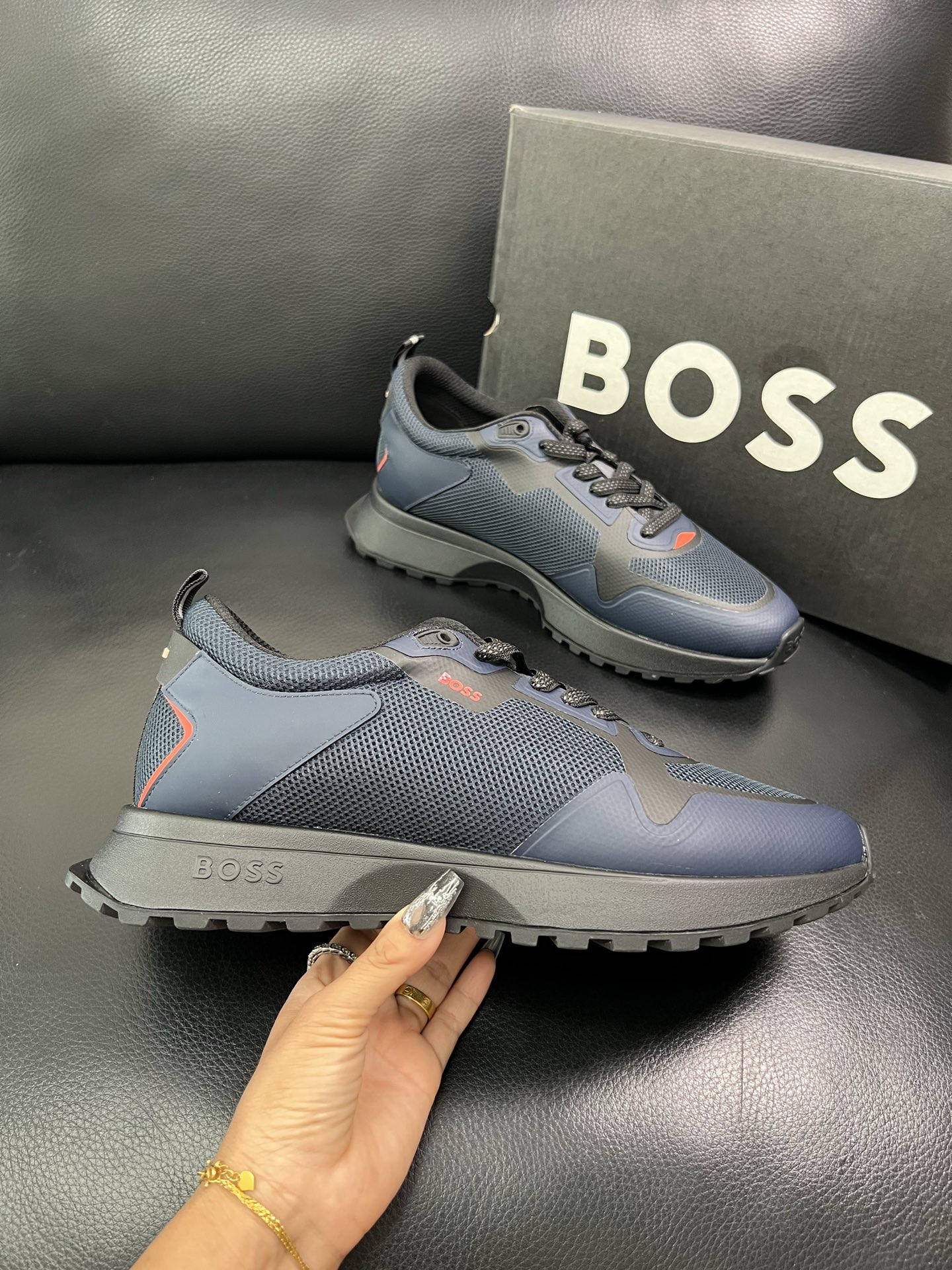 BOSS 顶级代购 博斯 专柜同步，鞋面意大利进口面料，透气网布里垫，鞋底：原厂特供原版底，独家活动成型