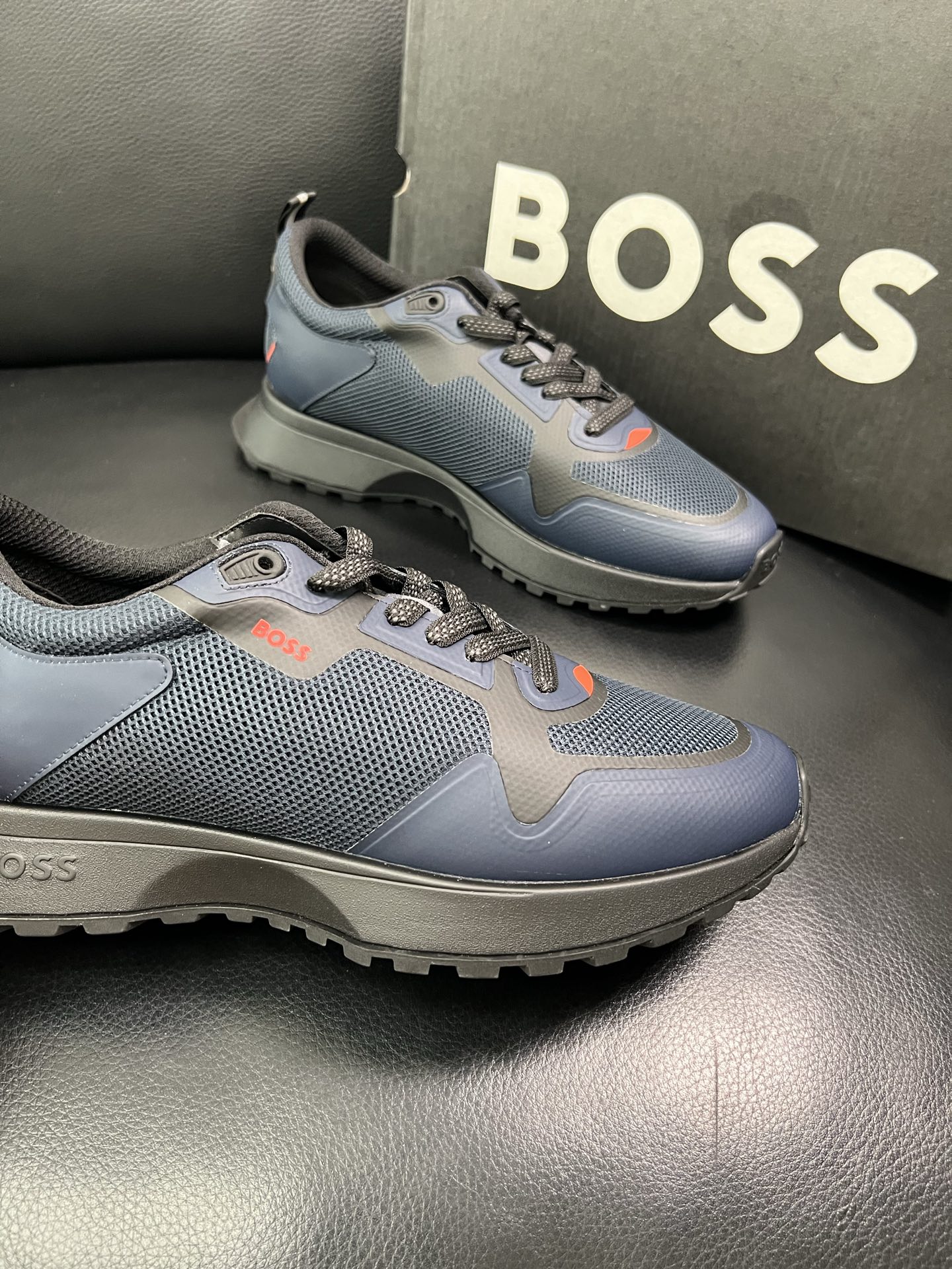 BOSS 顶级代购 博斯 专柜同步，鞋面意大利进口面料，透气网布里垫，鞋底：原厂特供原版底，独家活动成型