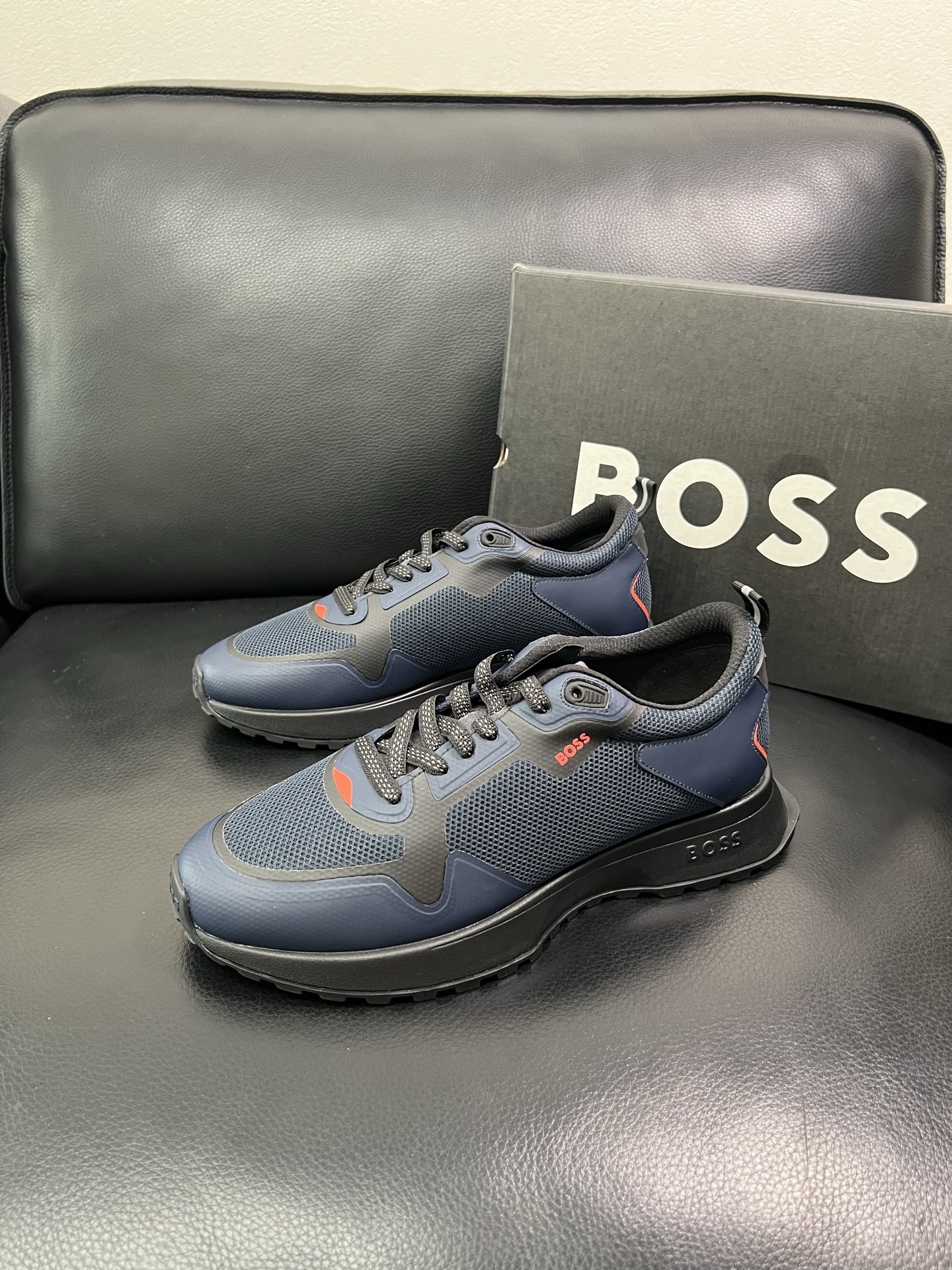 BOSS 顶级代购 博斯 专柜同步，鞋面意大利进口面料，透气网布里垫，鞋底：原厂特供原版底，独家活动成型