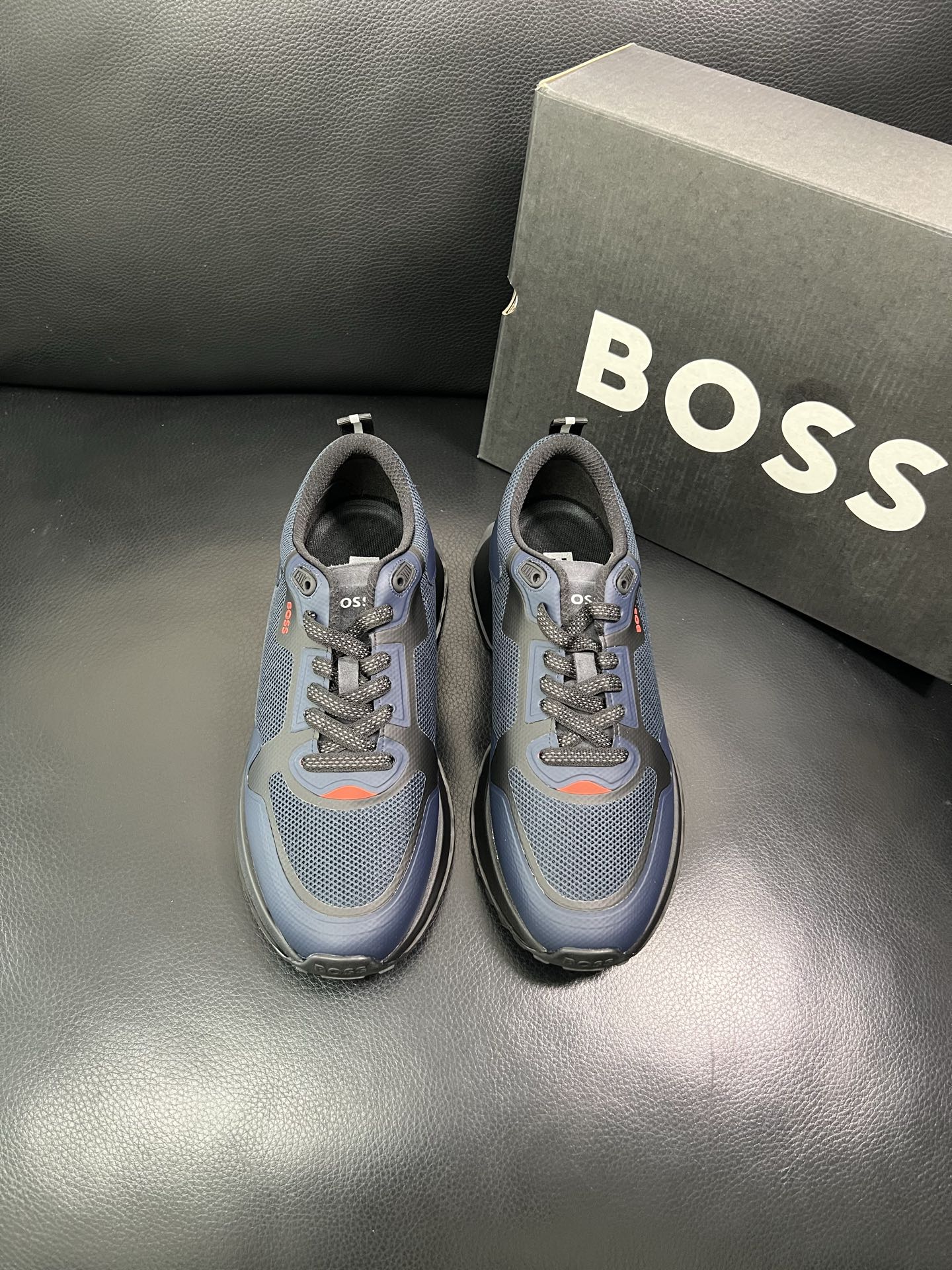 BOSS 顶级代购 博斯 专柜同步，鞋面意大利进口面料，透气网布里垫，鞋底：原厂特供原版底，独家活动成型